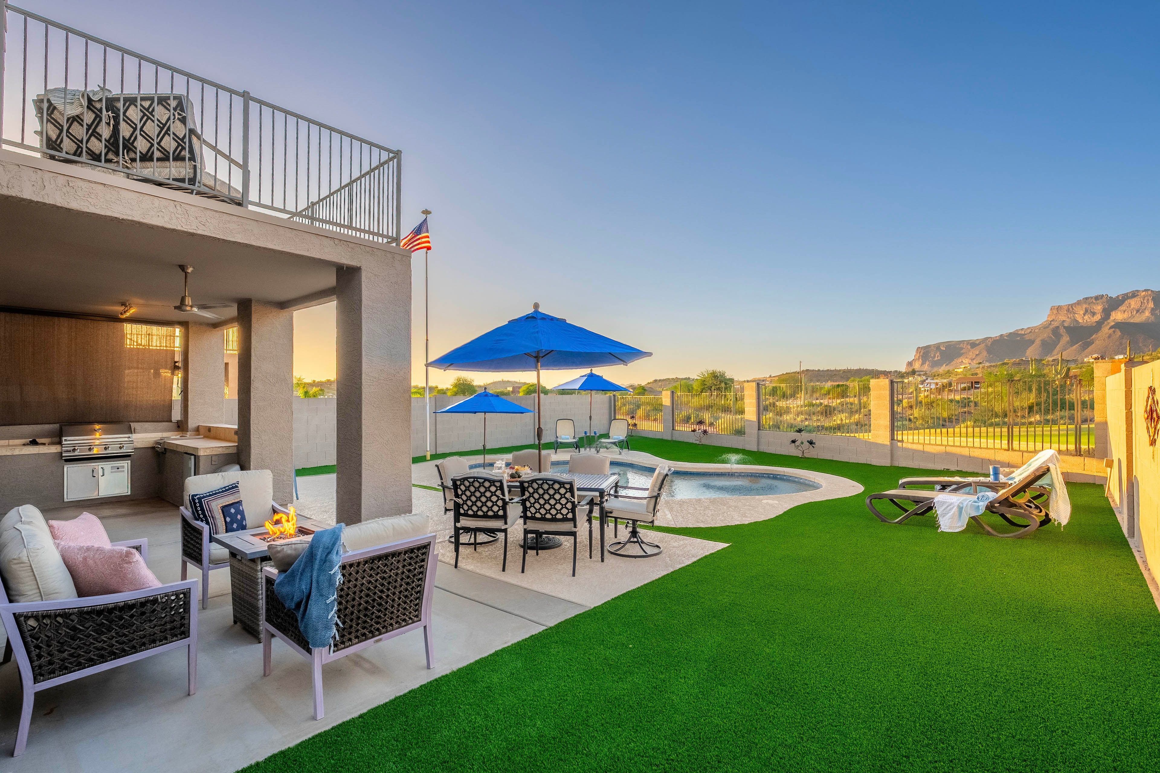 Patio | Outdoor Kitchen | Smart TV | Bar Seating | Propane Fire Pit