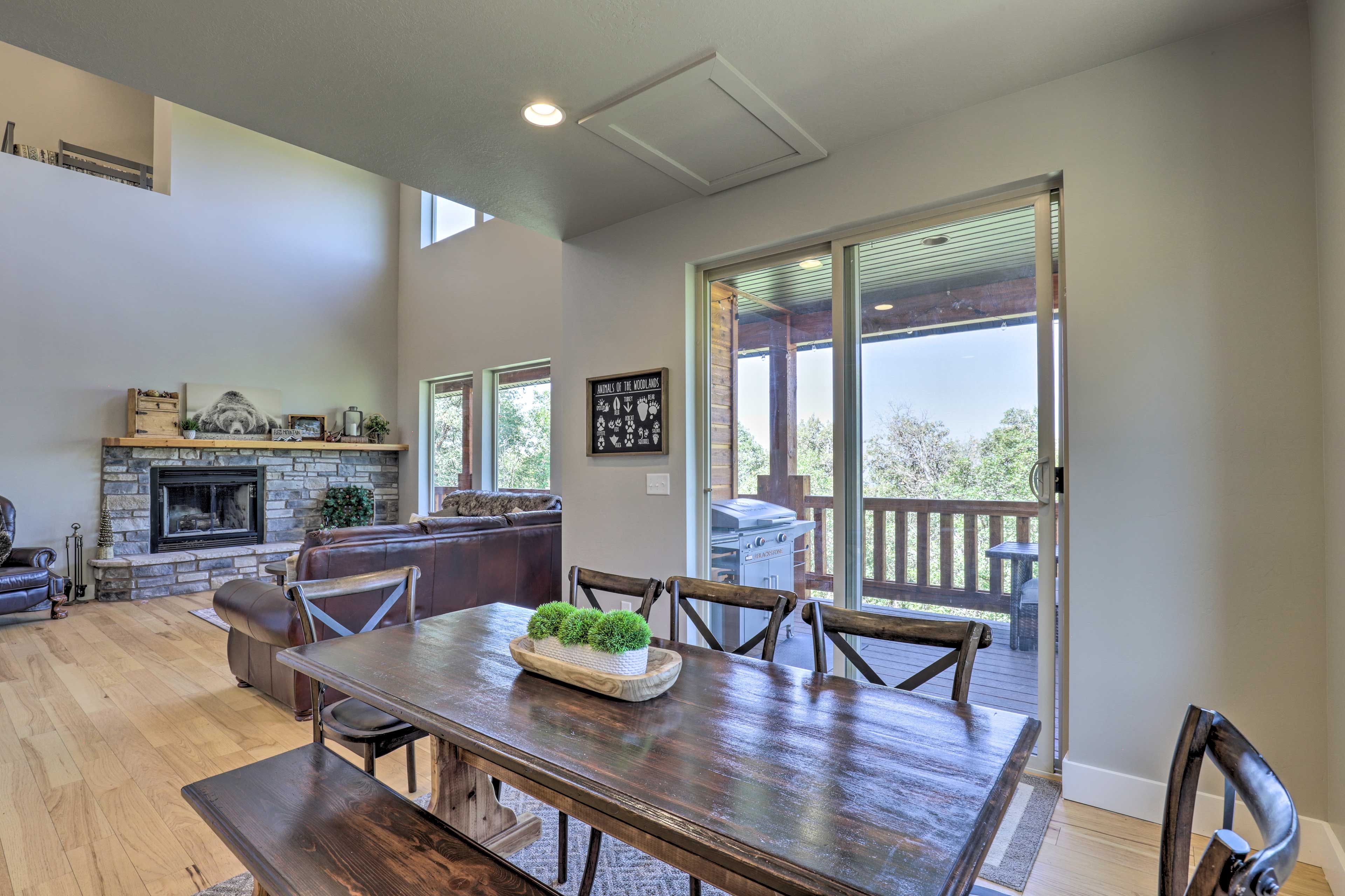 Dining Area | Dishware/Flatware Provided