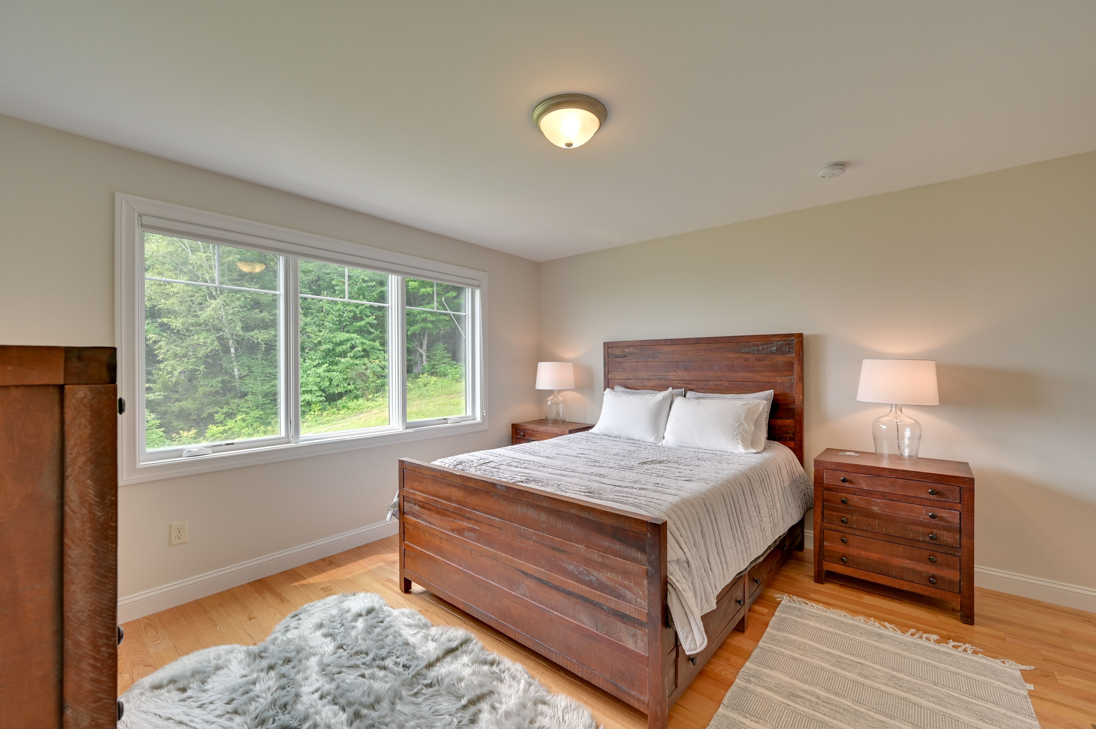 Bedroom 2 | Queen Bed | 2nd Floor | Smart TV