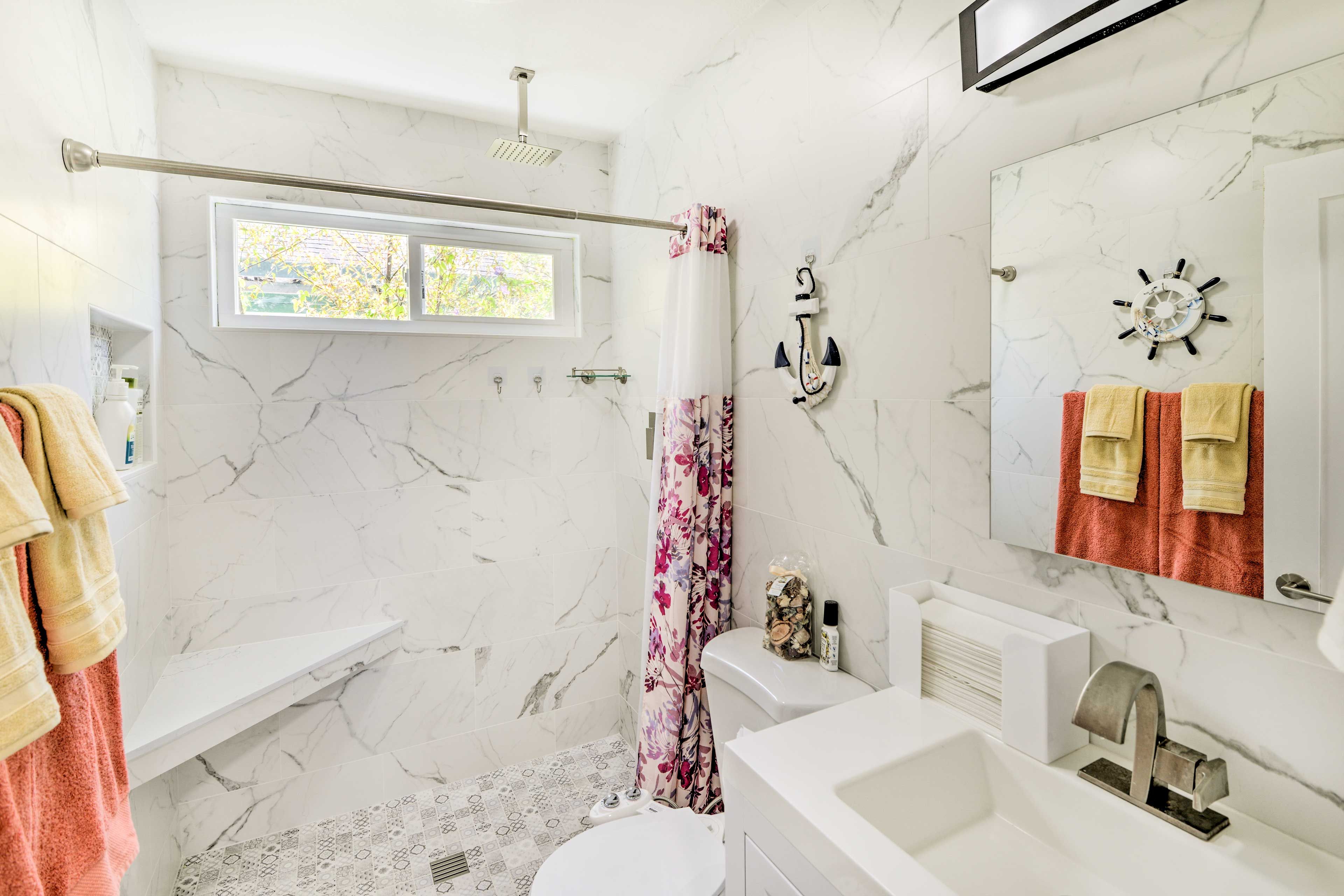Full Bathroom | Towels Provided | Complimentary Toiletries