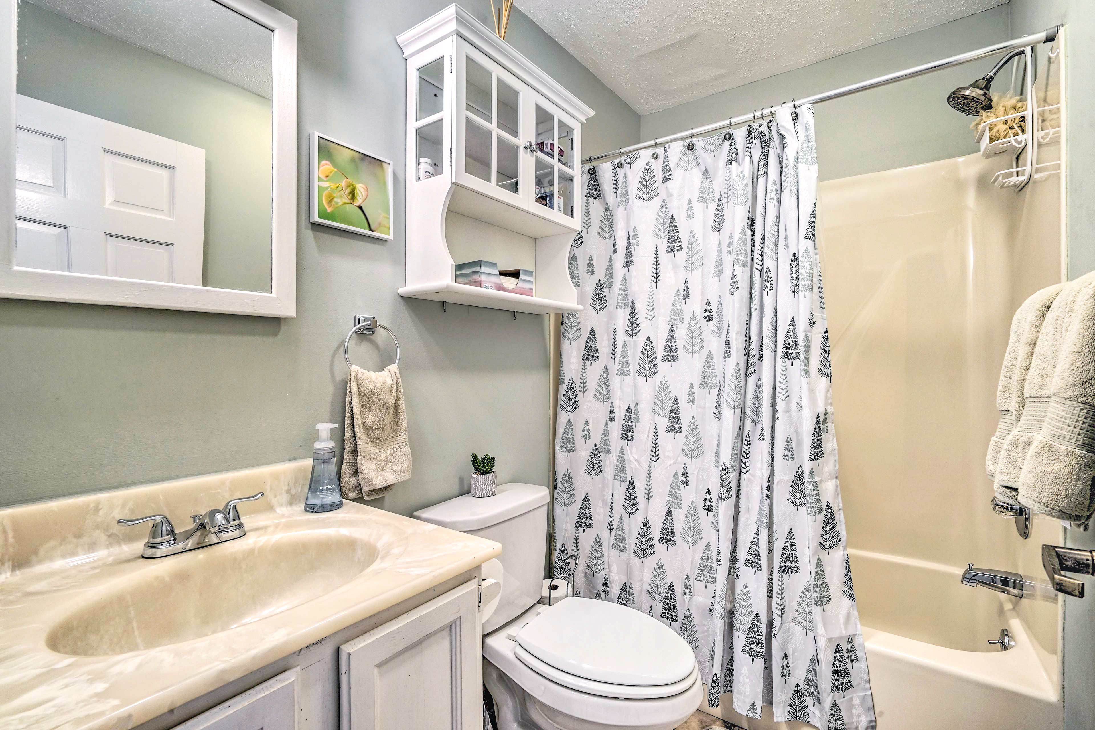 Full Bathroom | Complimentary Toiletries