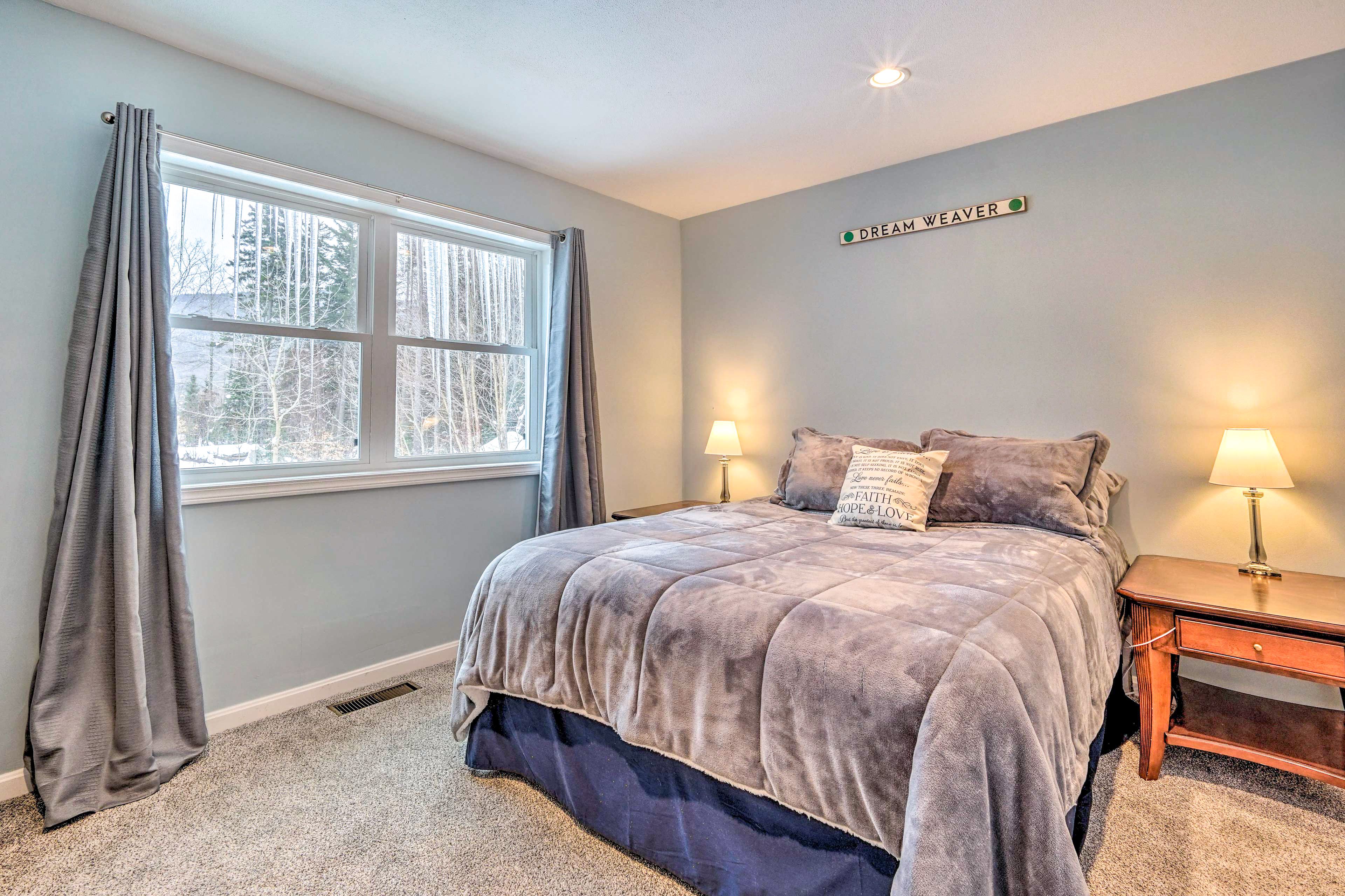 Bedroom 3 | Queen Bed