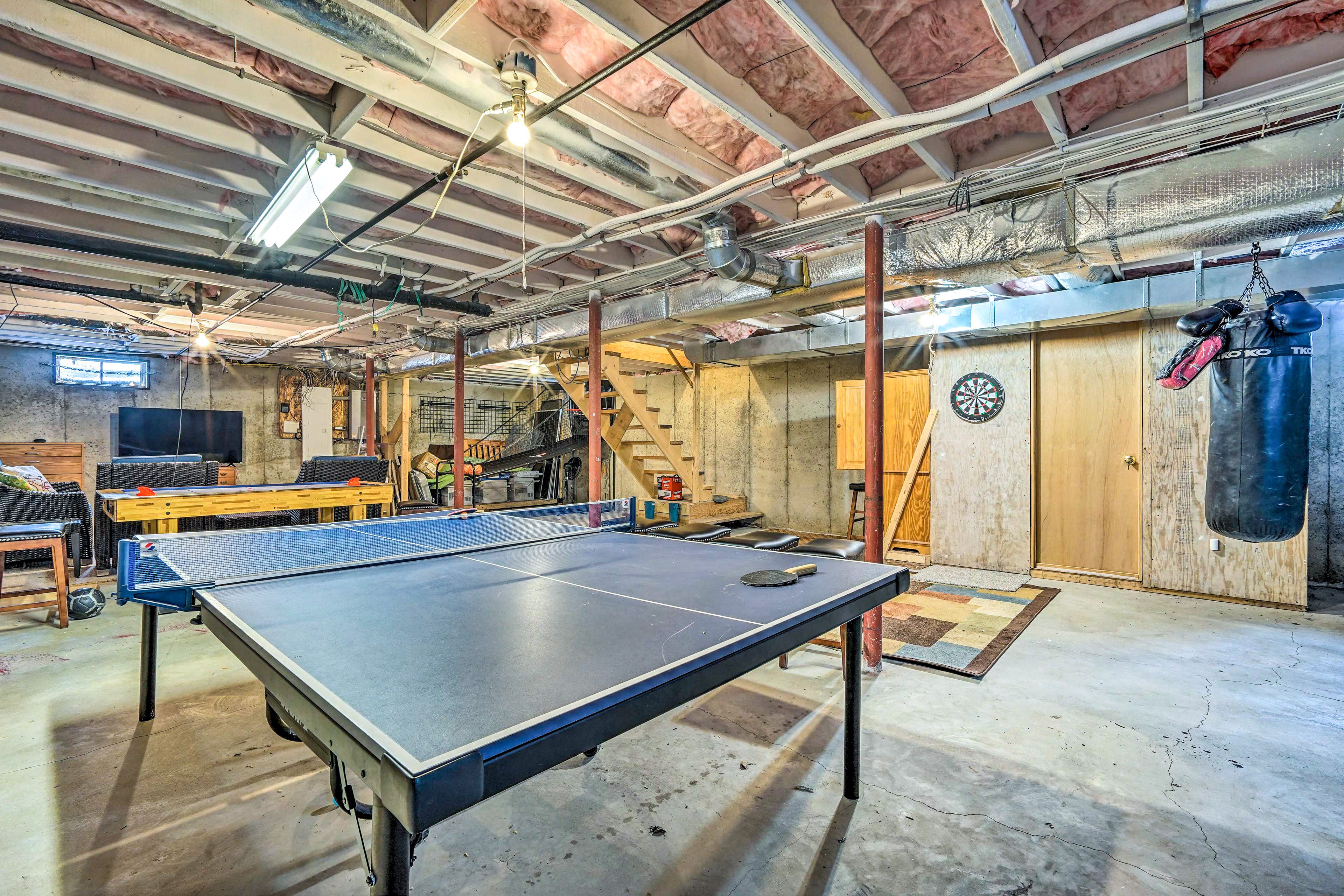 Game Room | Dartboard | Air Hockey Table | Ping-Pong Table | Basketball Hoop