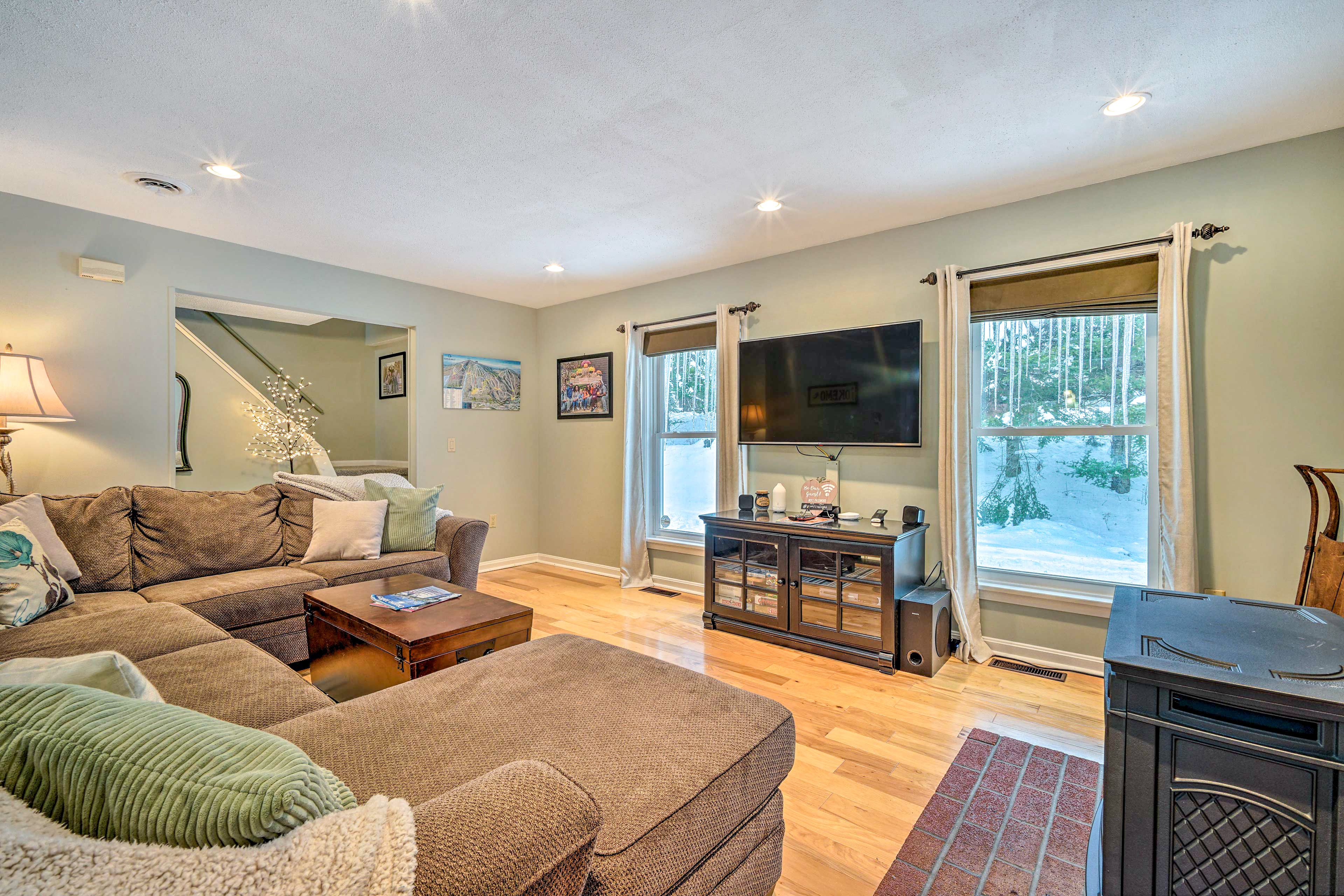 Living Room | Free WiFi | Central Heating & A/C | Smart TV | Gas Fireplace