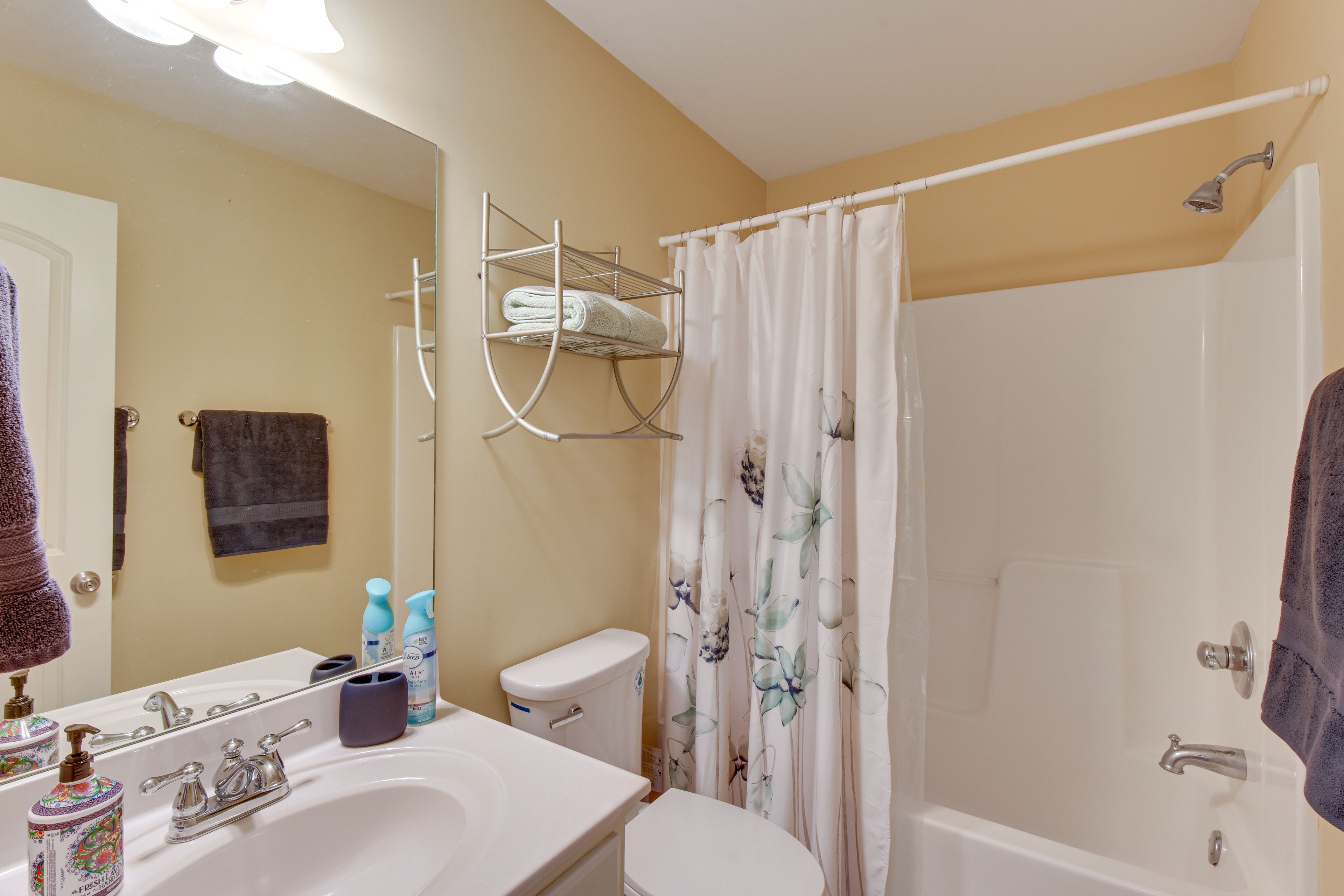 Full Bathroom | Towels Provided | Hair Dryer