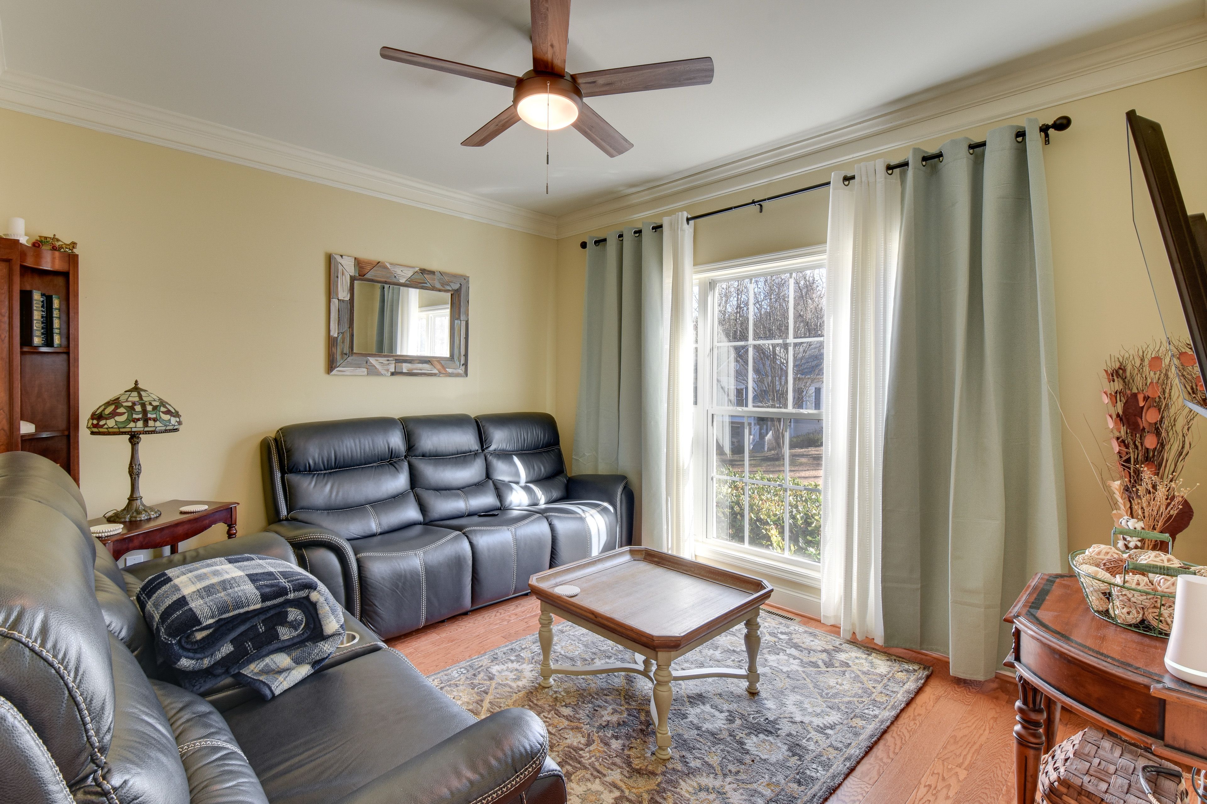 Den | Main Floor | Central A/C & Heating | Smart TV | Free WiFi