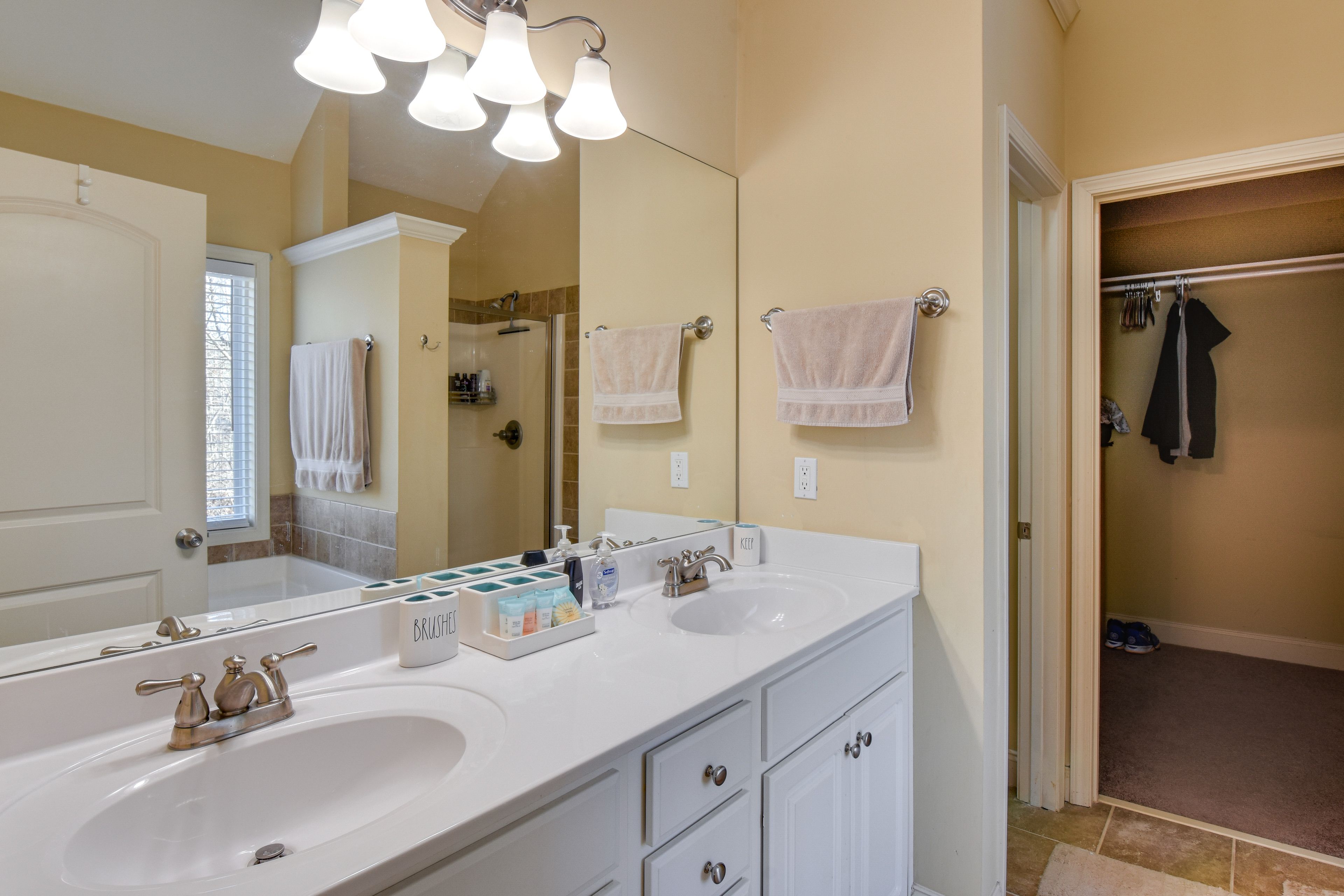 En-Suite Bathroom | Towels & Linens Provided | Walk-In Closet