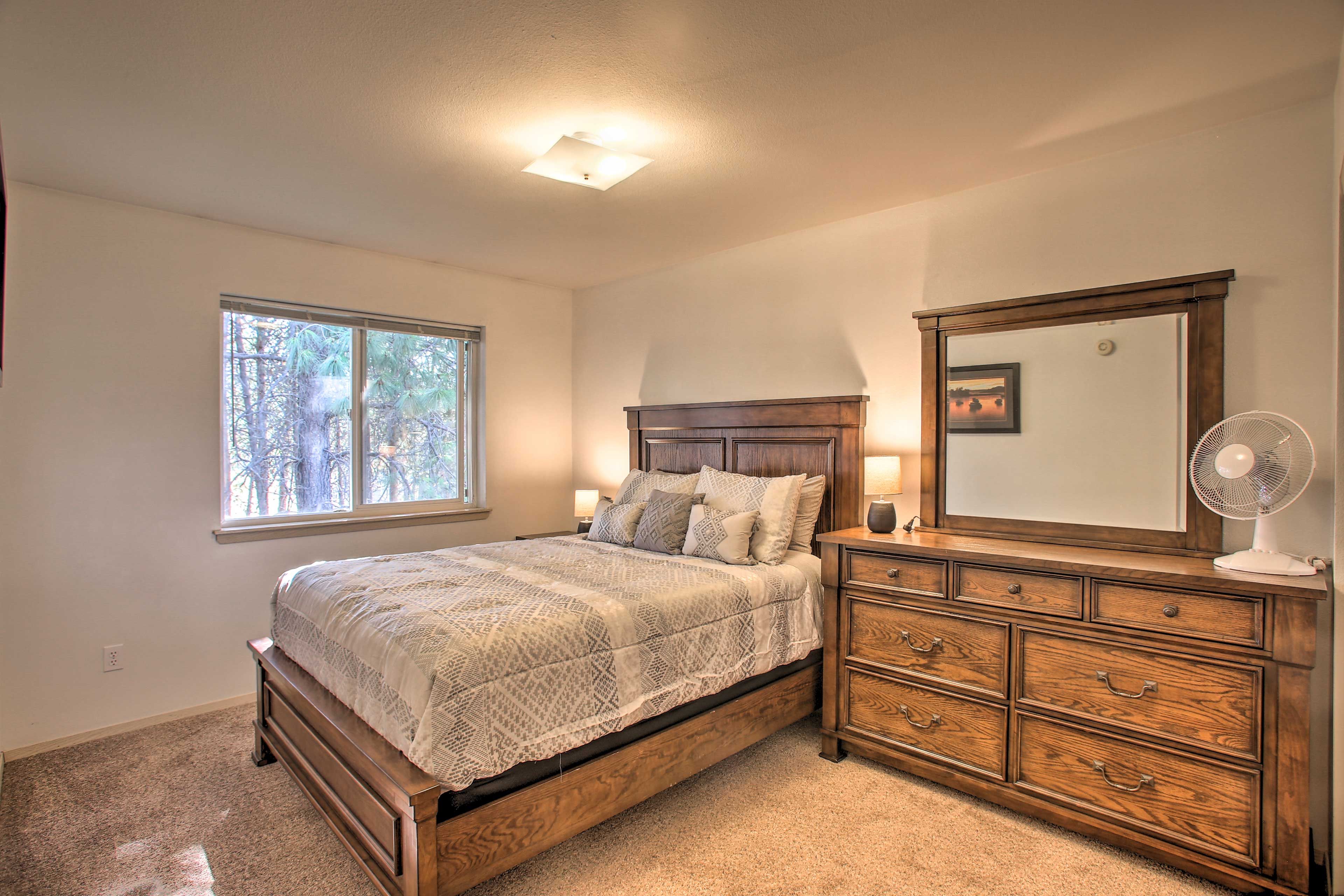 Bedroom 2 | Queen Bed