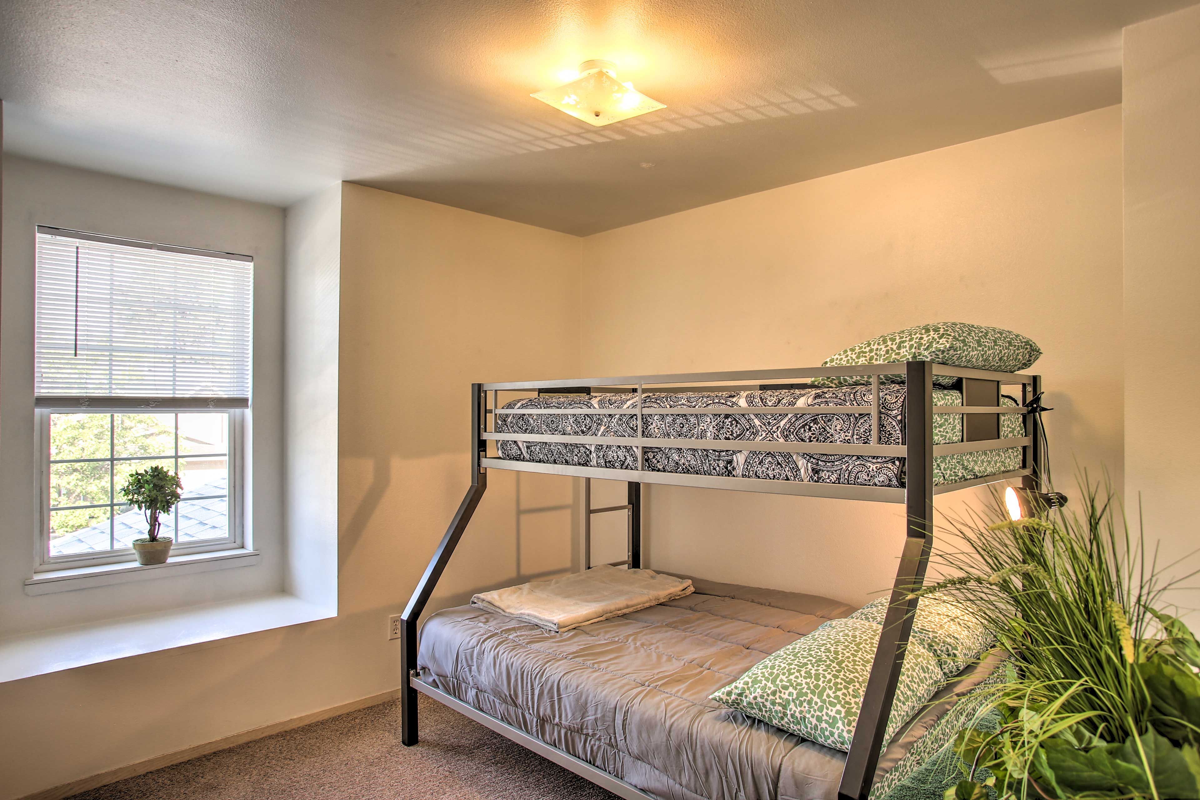 Bedroom 3 | Twin/Full Bunk Bed