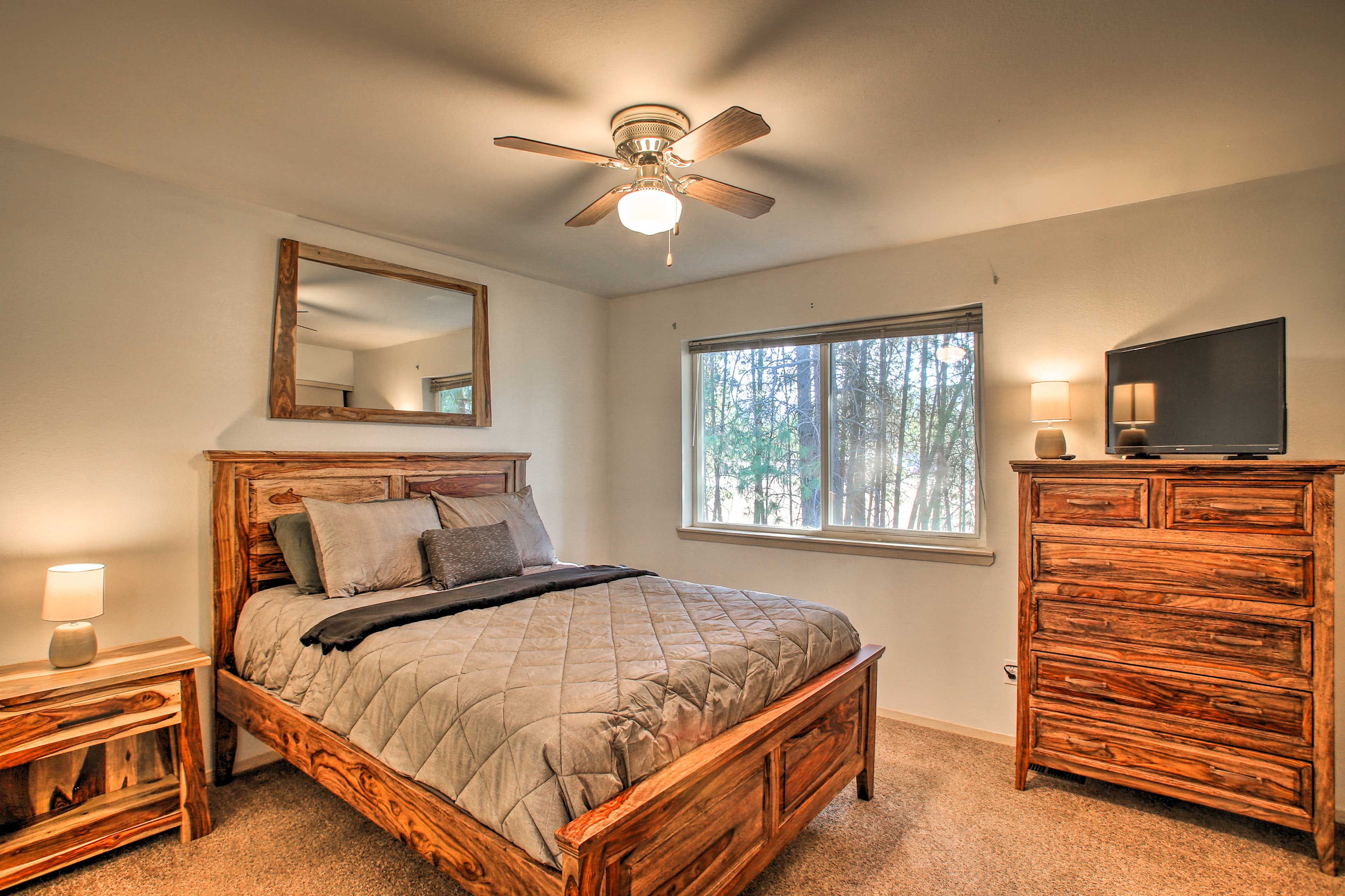 Bedroom 1 | Queen Bed | Smart TV