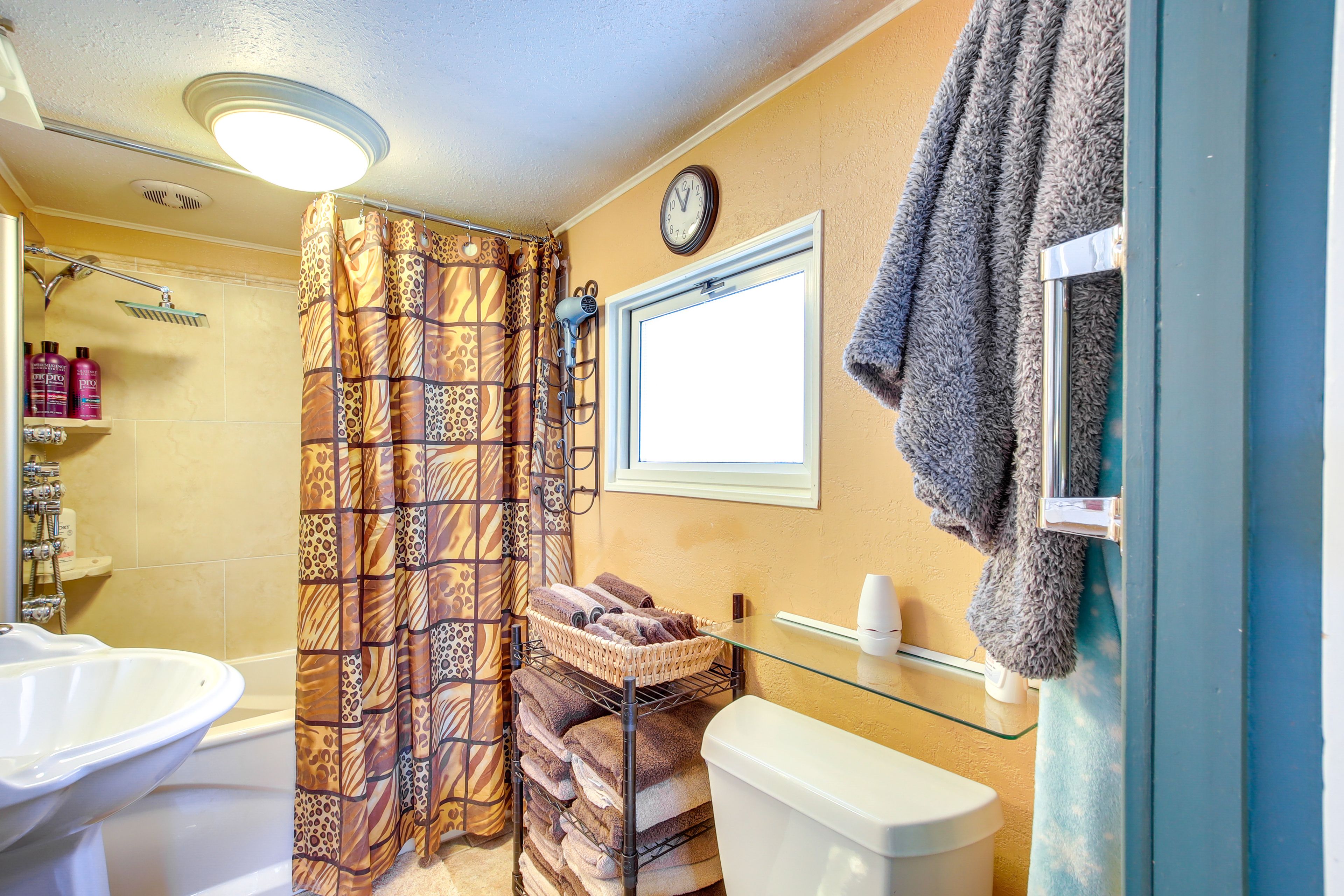 Full Bathroom | 1st Floor