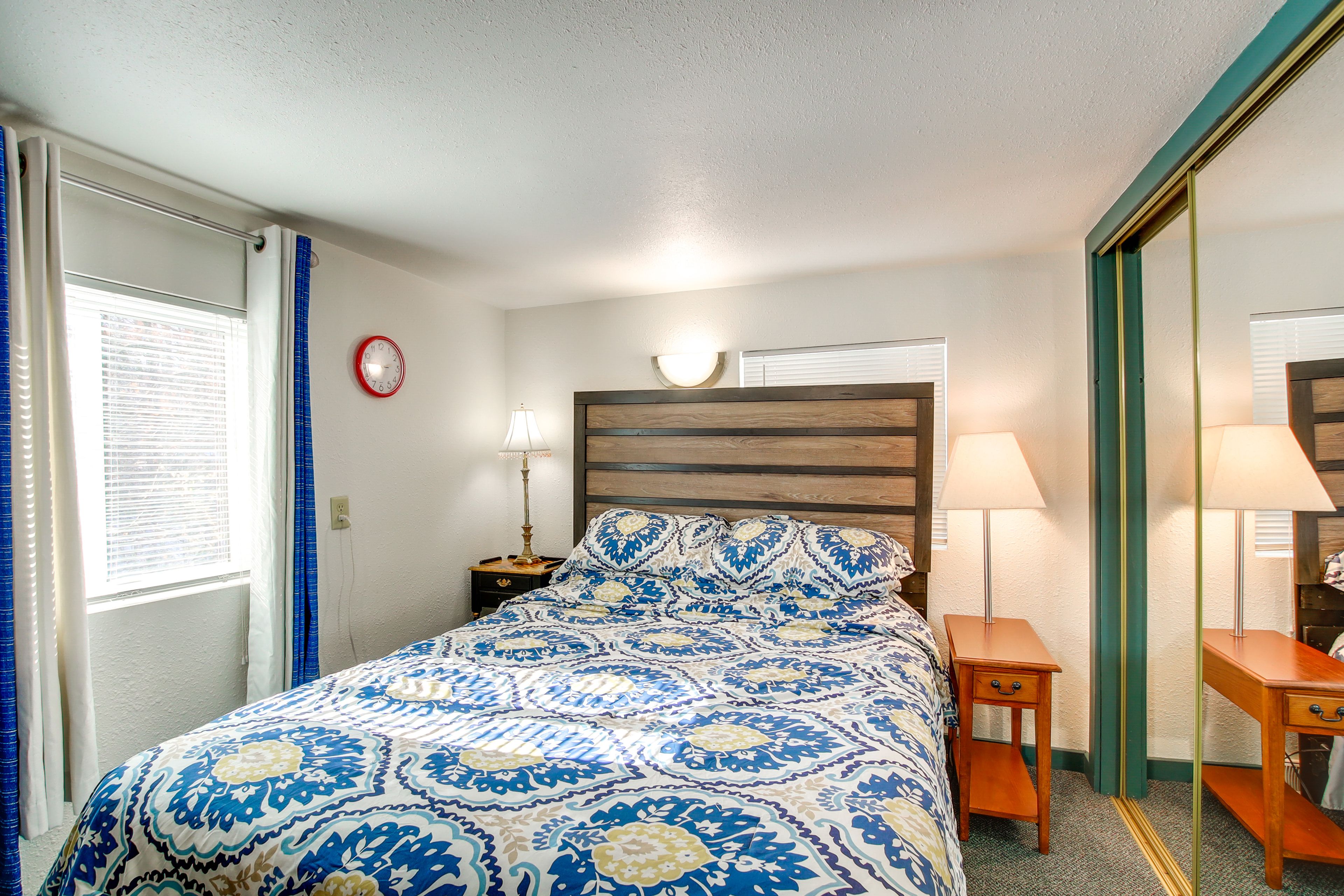 Bedroom 1 | Queen Bed | 1st Floor | Smart TV