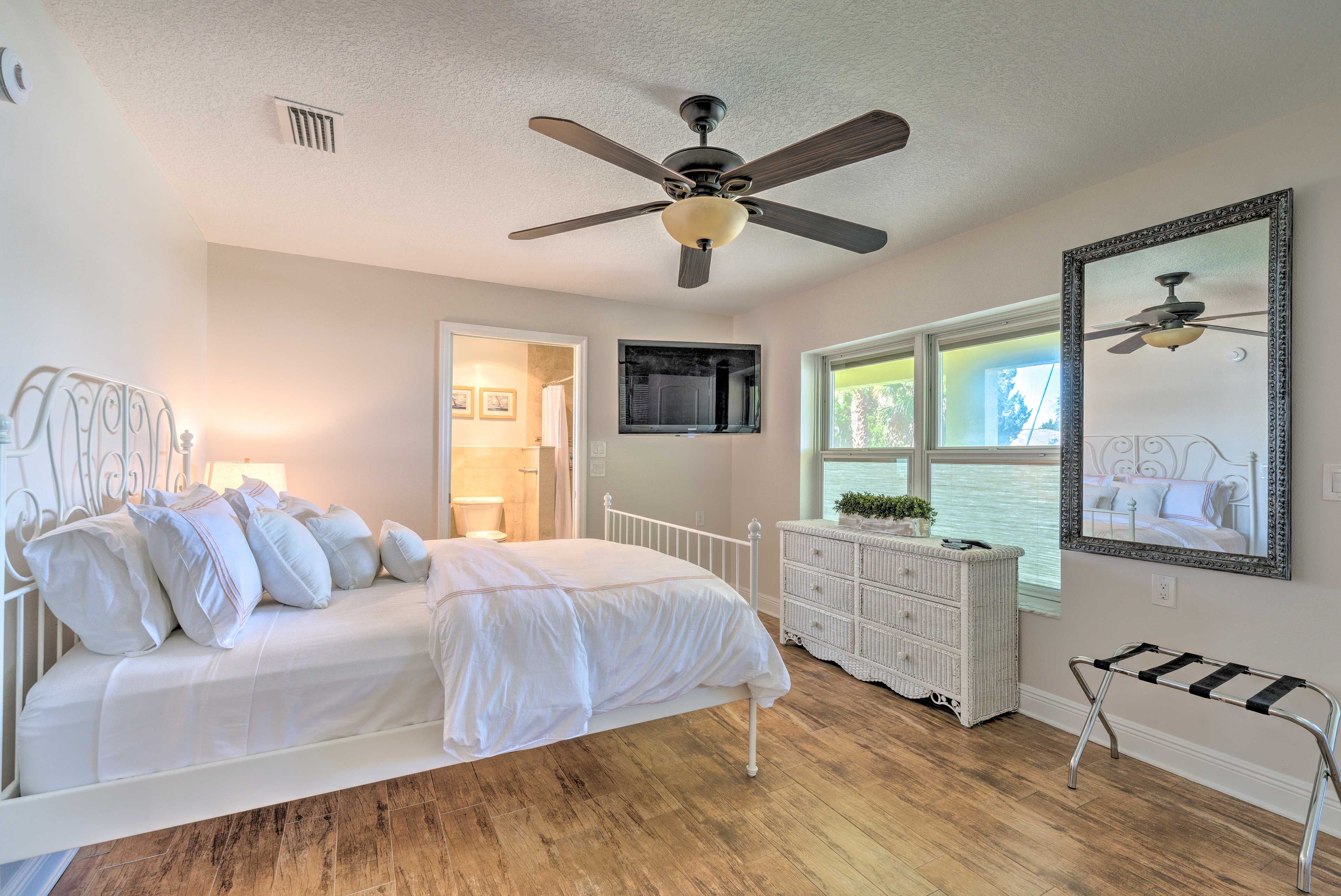 Bedroom 2 | Queen Bed | En-Suite Bathroom