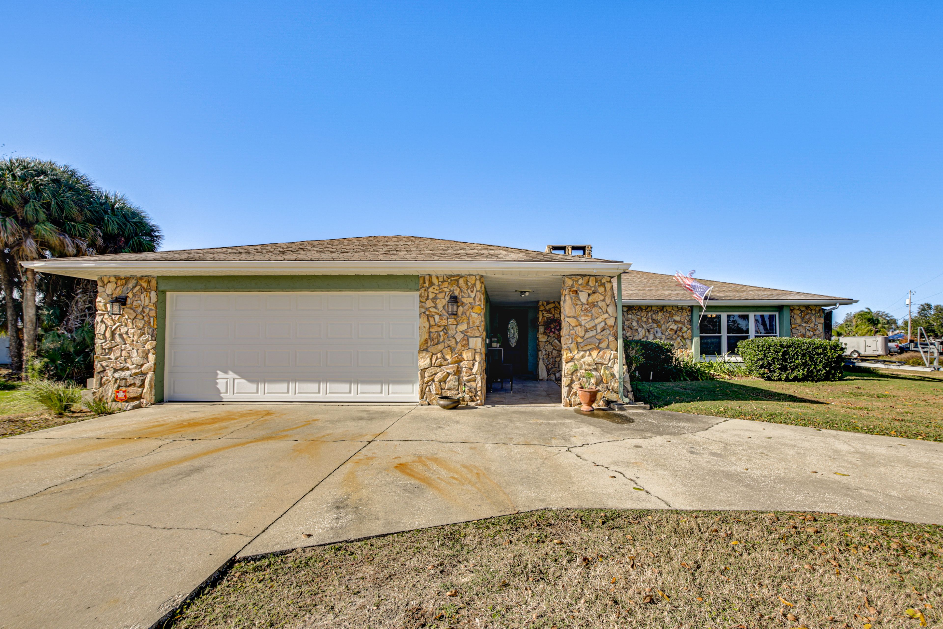 Parking | Driveway (5 Vehicles) | Trailer Parking Allowed On-Site
