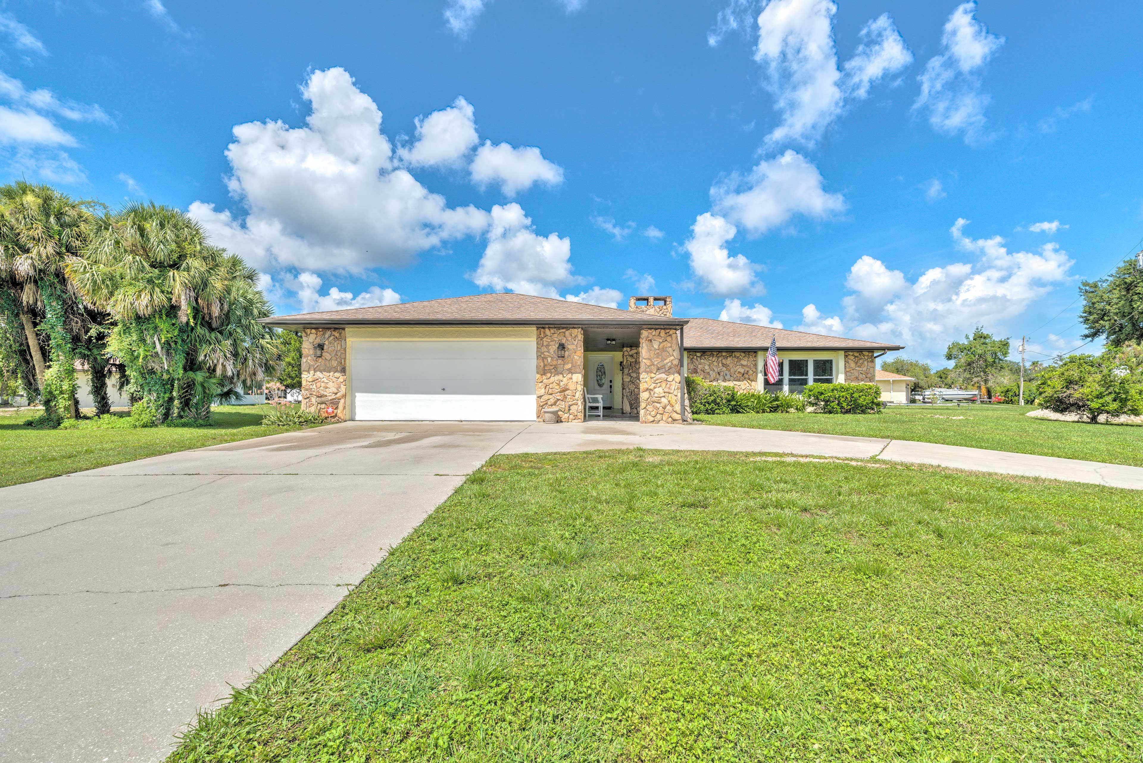 Parking | Driveway (5 Vehicles) | Trailer Parking Allowed On-Site