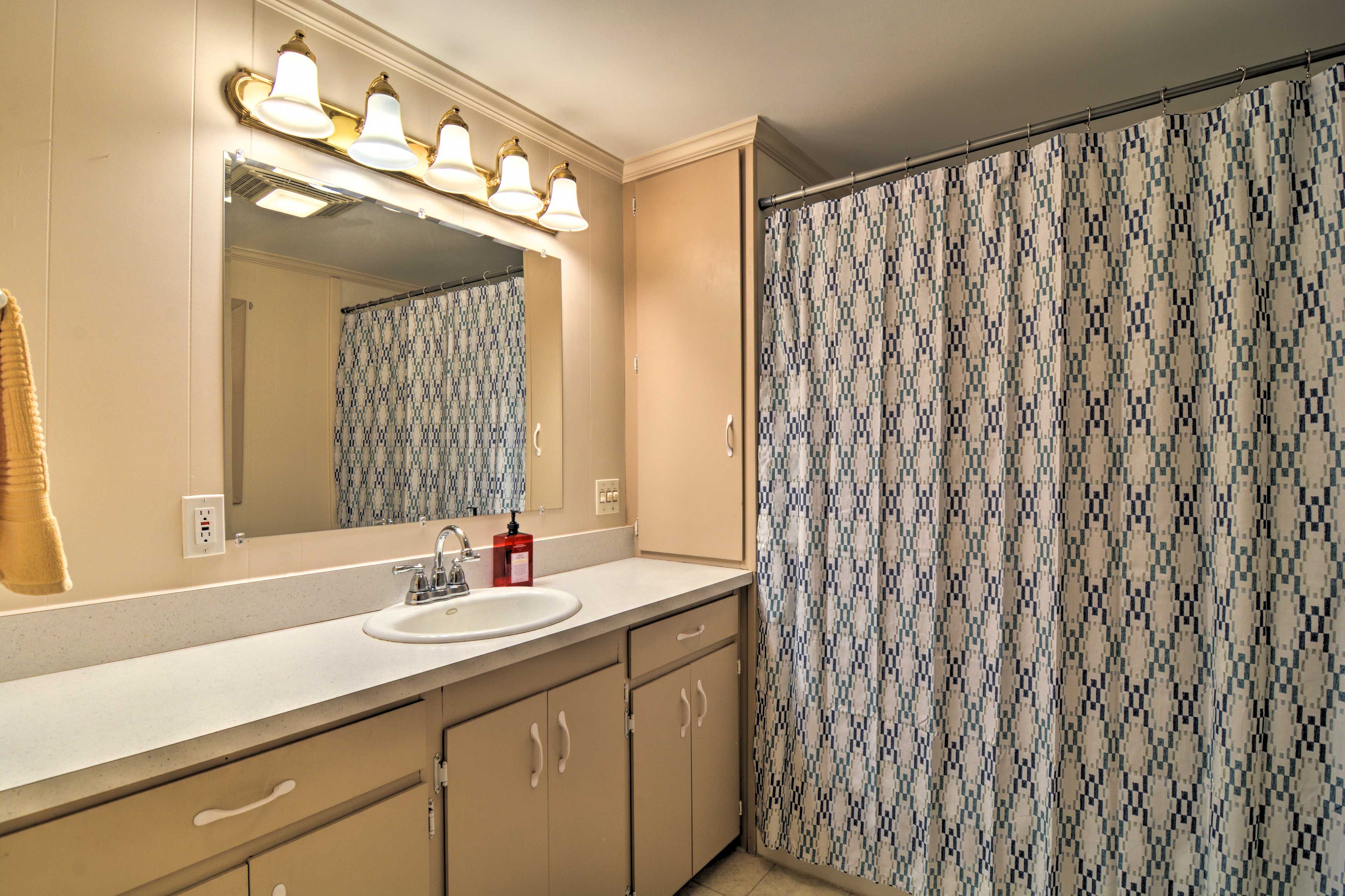 Full Bathroom | Towels Provided