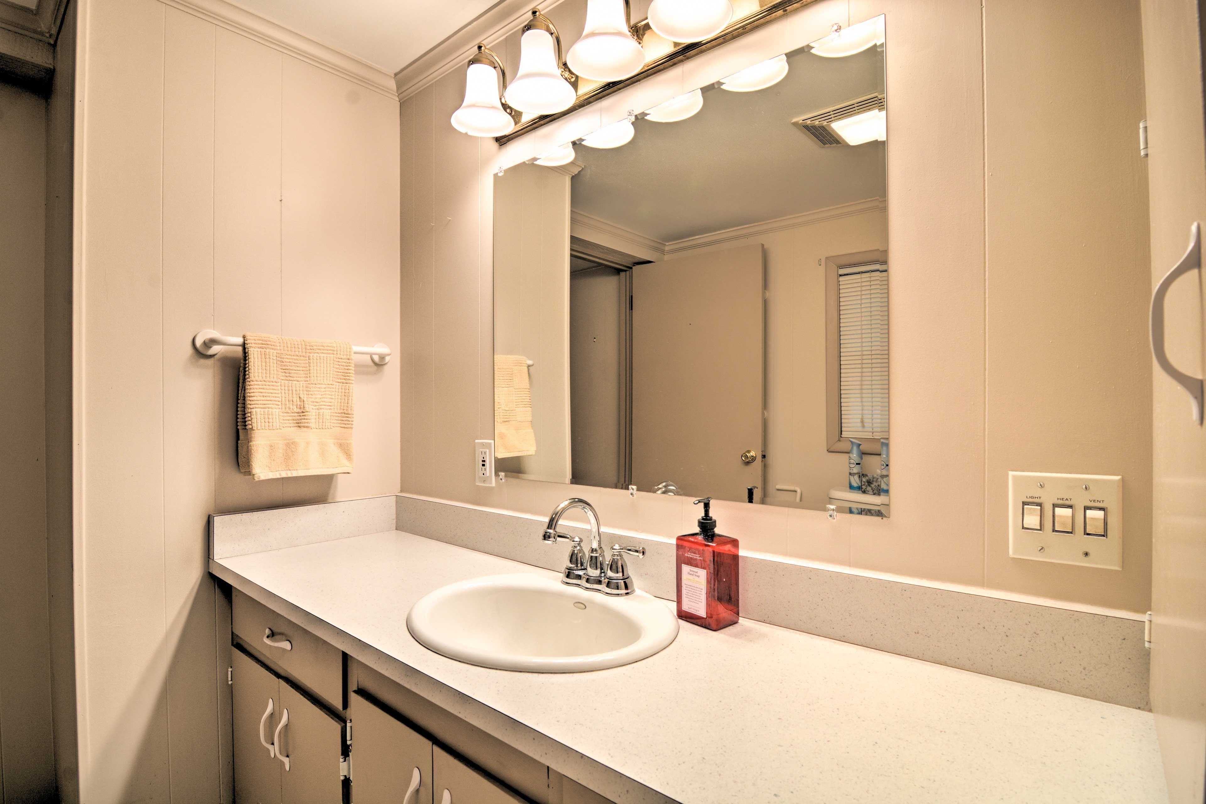Full Bathroom | Complimentary Toiletries | Hair Dryer