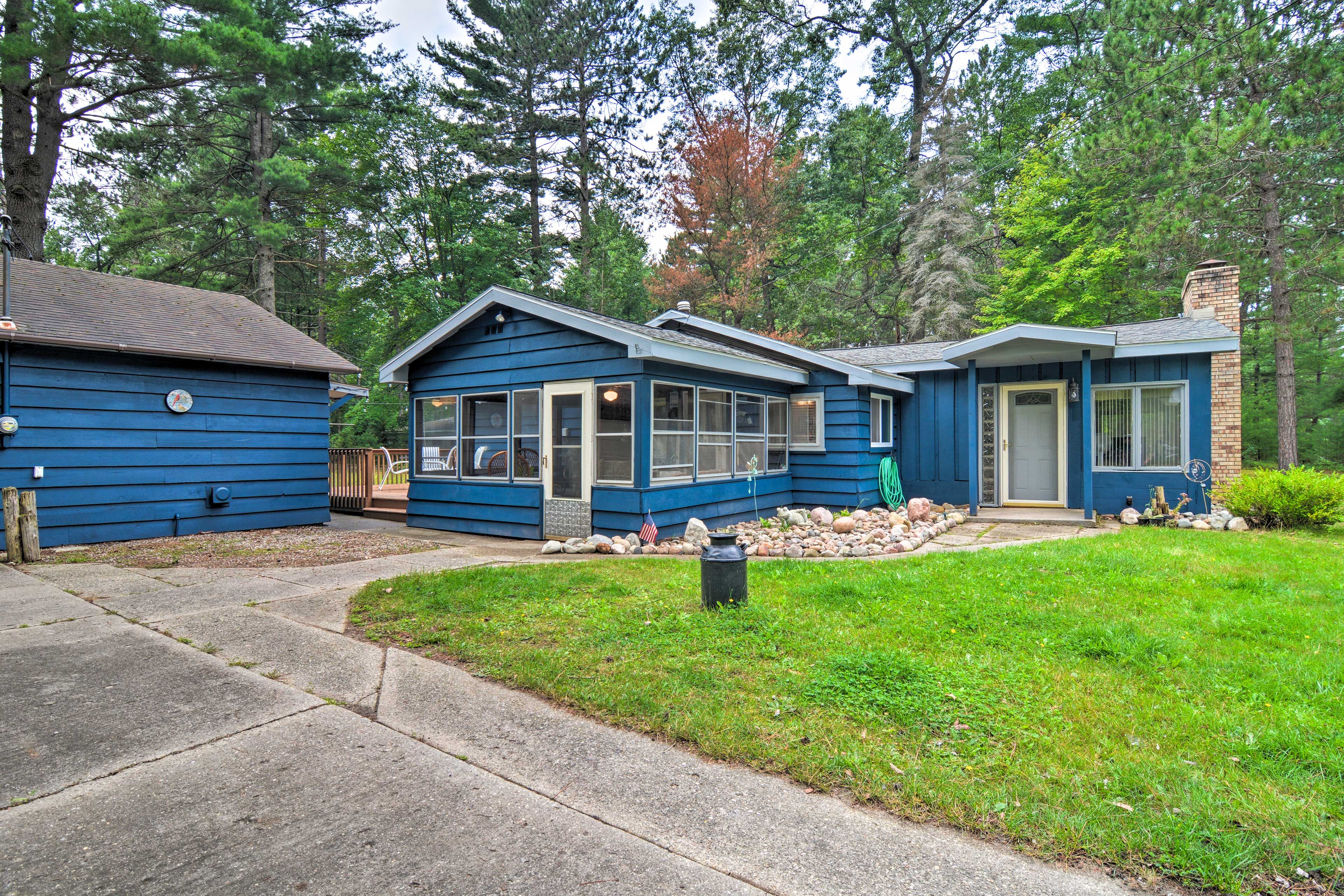 Roscommon Vacation Rental | 2BR | 1BA | 1,400 Sq Ft | 1 Level | Step-Free Access