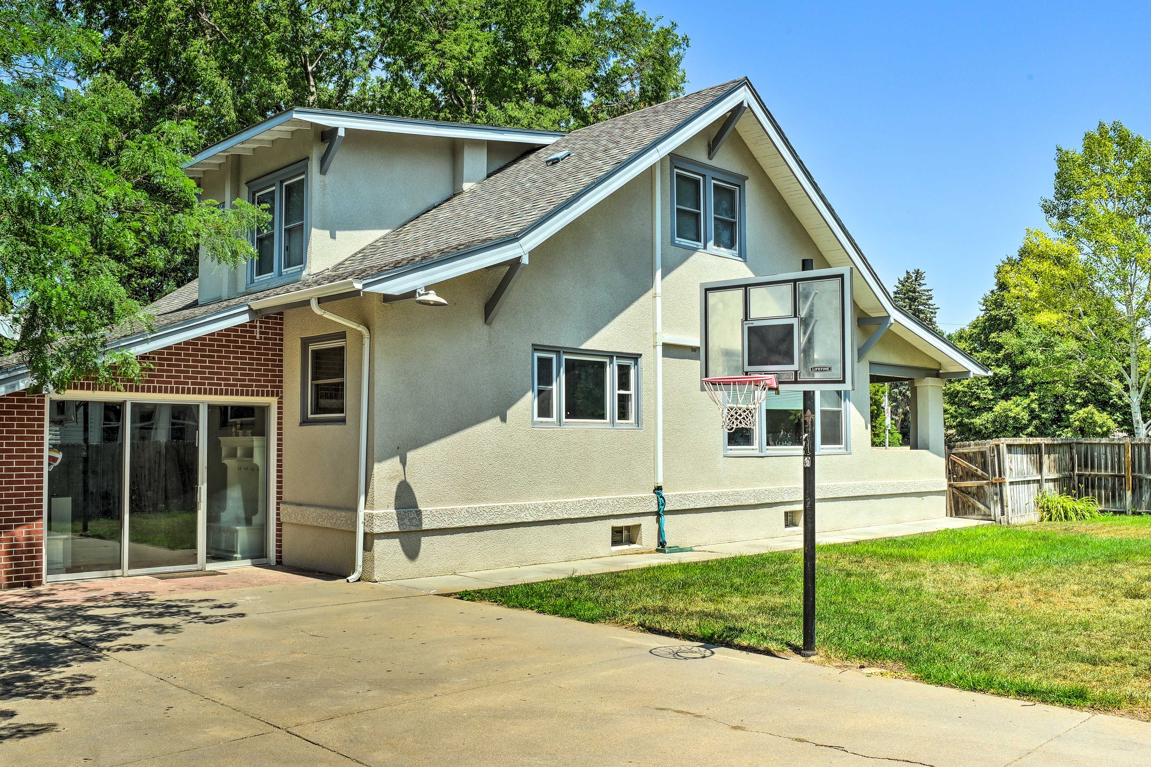 Home Exterior | Driveway Parking (10 vehicles)