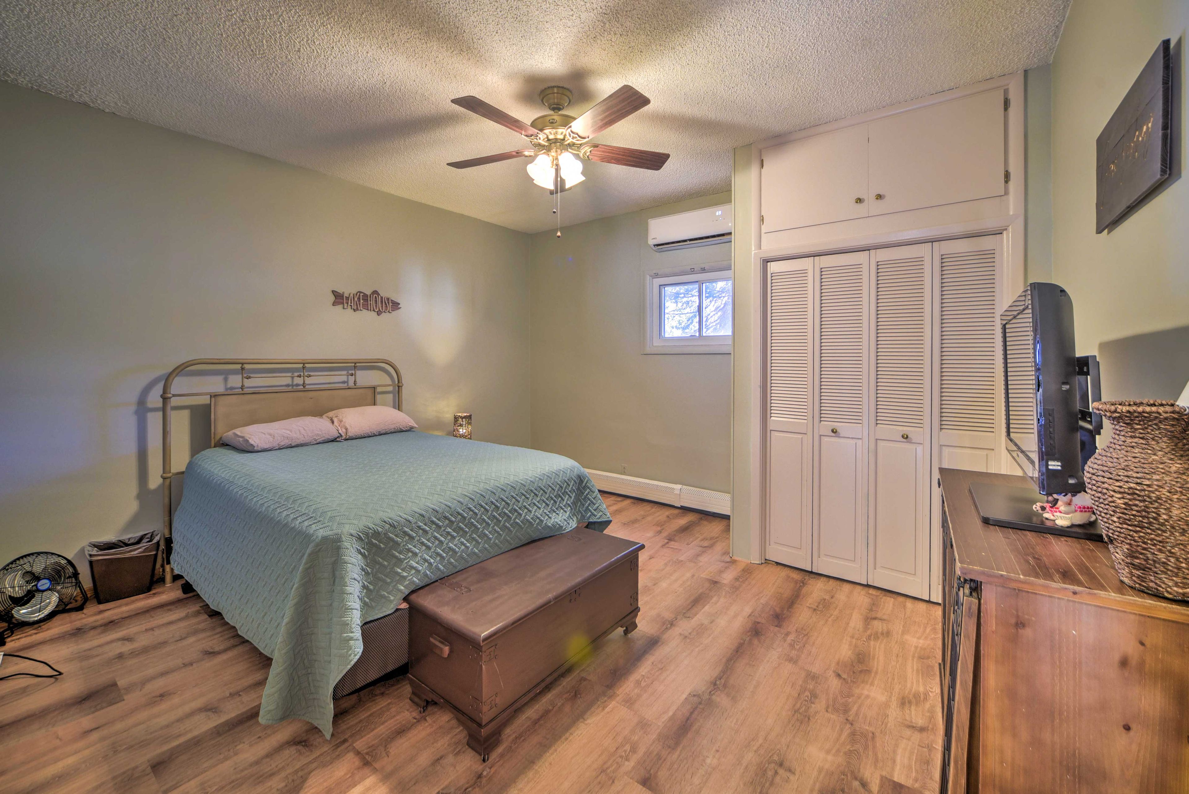 Bedroom 1 | Queen Bed | Pack 'n Play