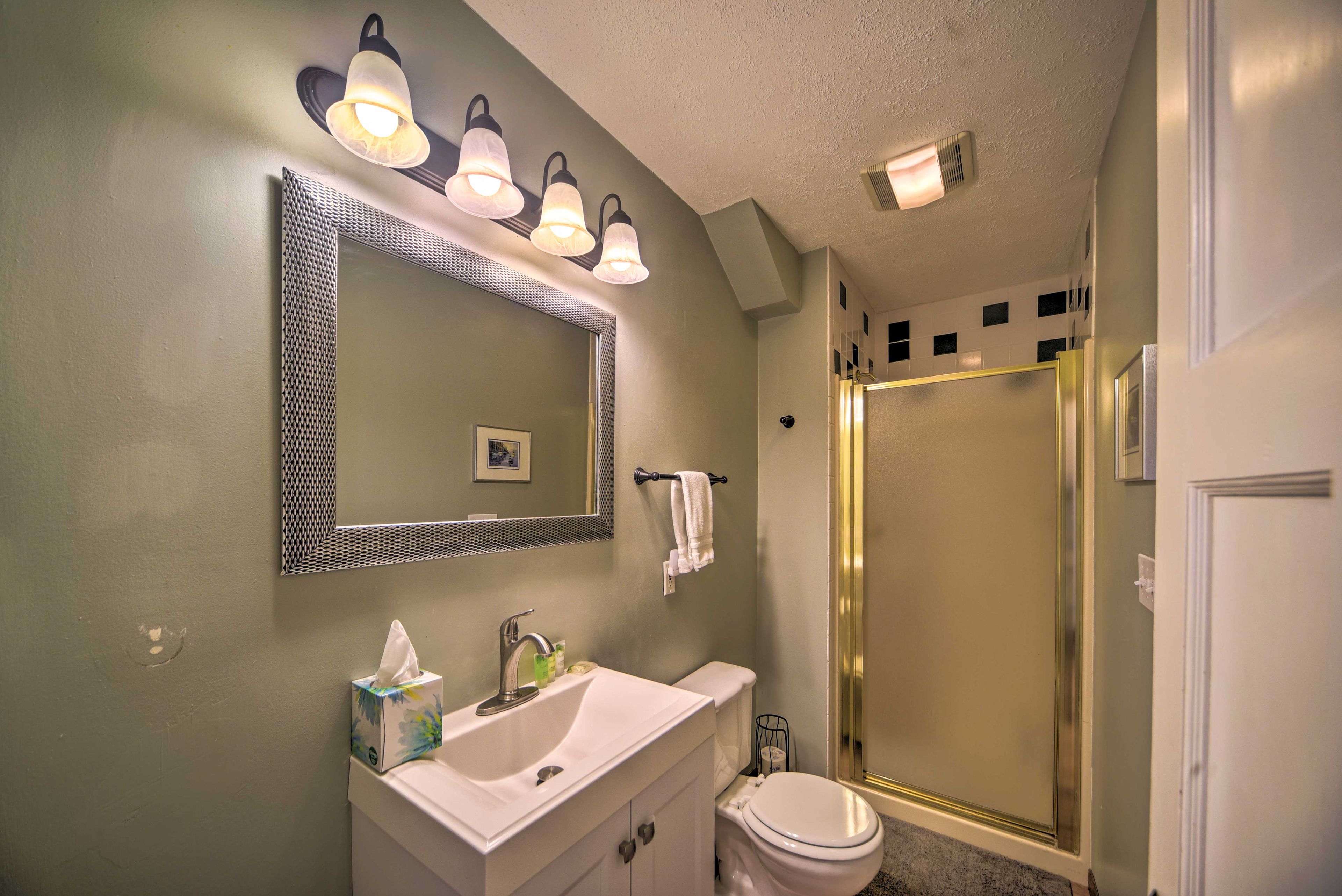 Full Bathroom | Towels Provided