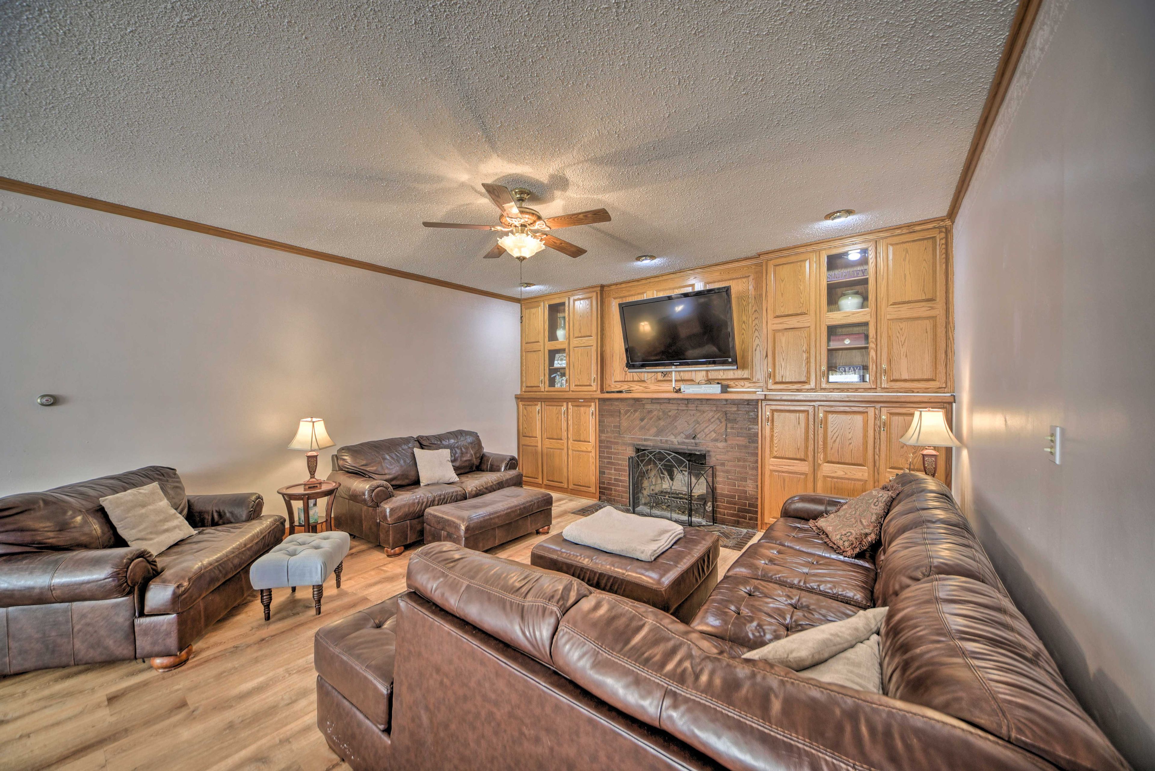 Ogallala Vacation Rental | 6BR | 3BA | 2,600 Sq Ft | 5 Stairs to Access Home