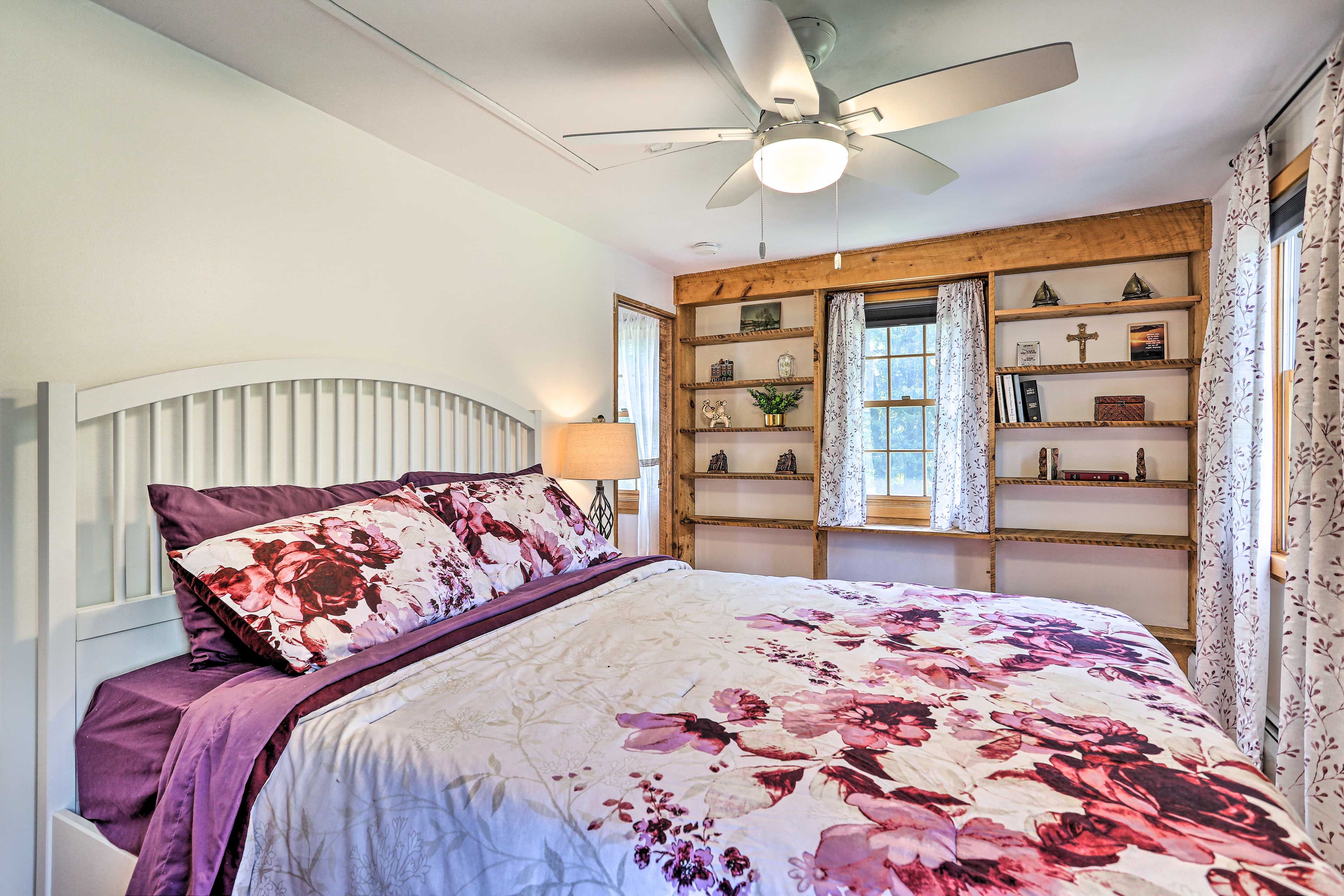 Bedroom 2 | Queen Bed | 2nd Floor | Hangers