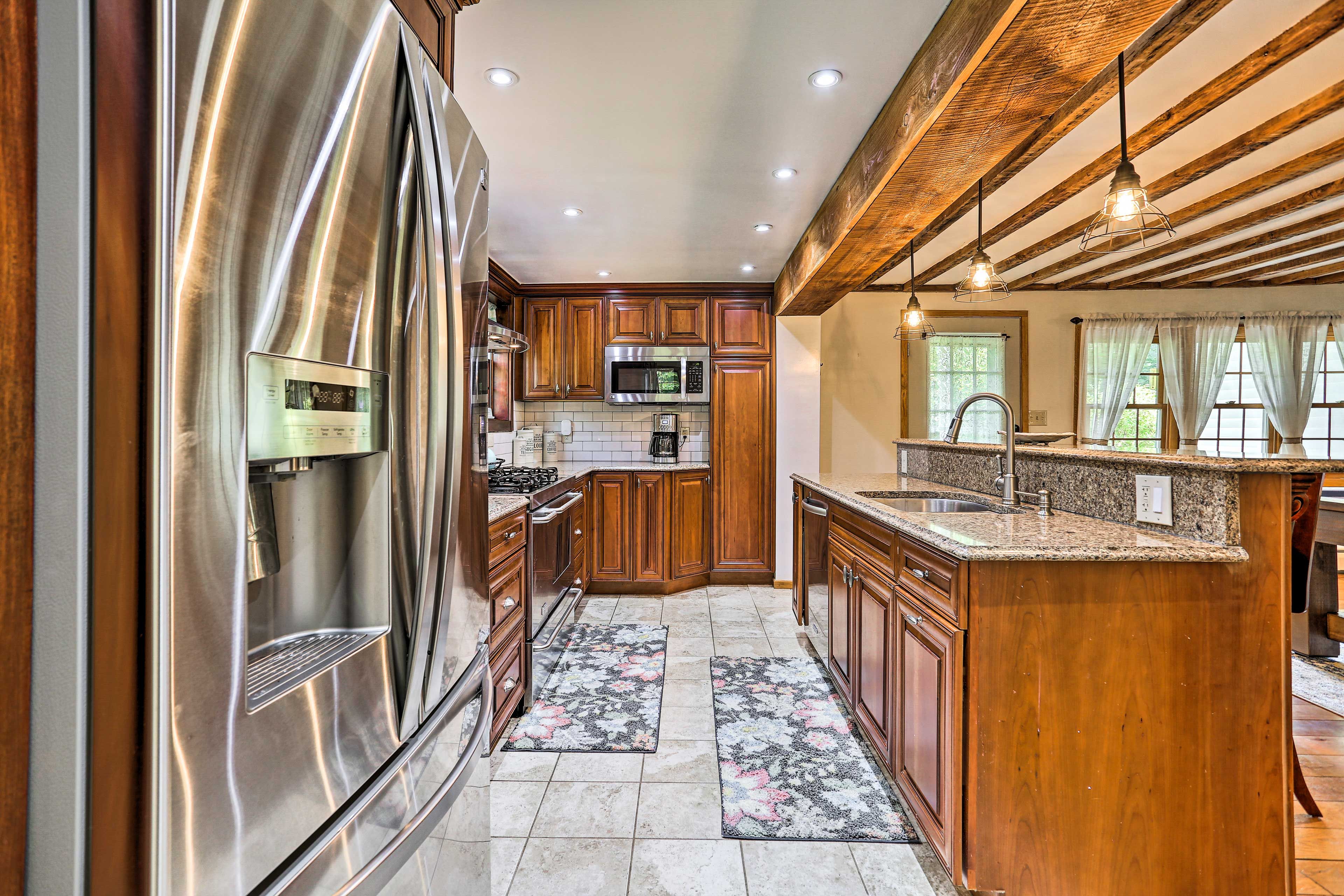 Kitchen | Fully Equipped w/ Cooking Basics