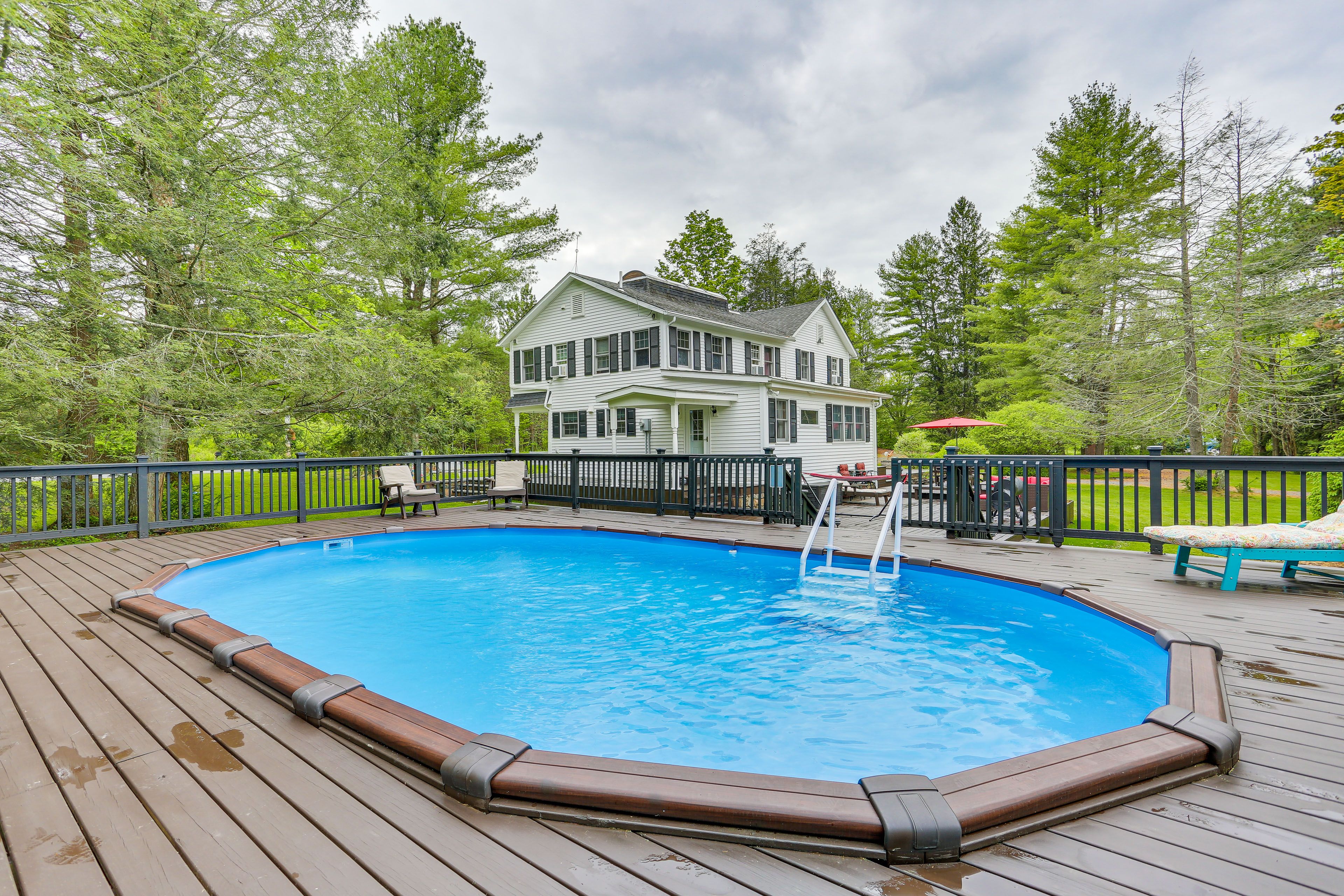 Seasonal Outdoor Pool (Memorial Day-Labor Day) | Covered Hot Tub
