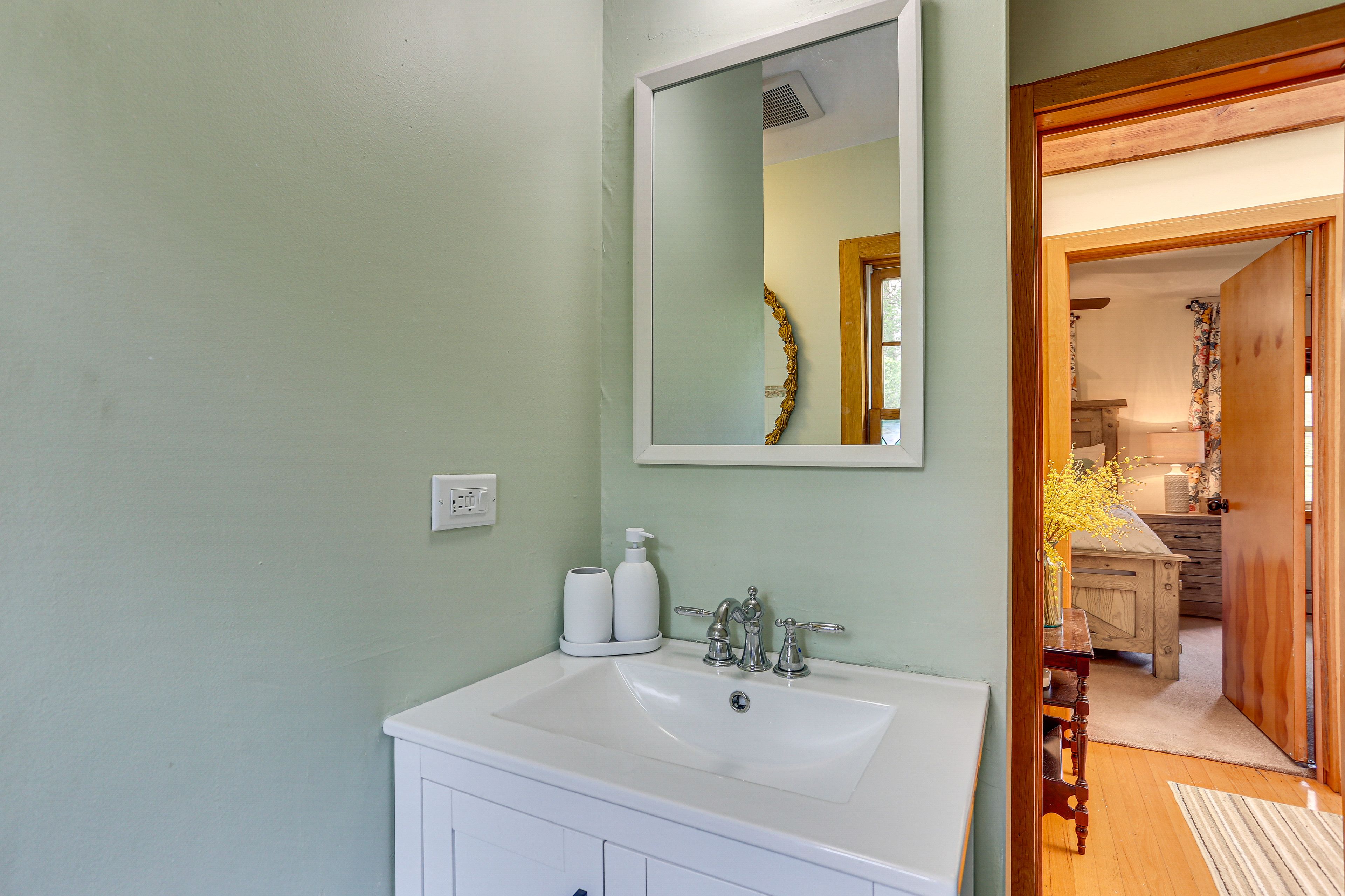Full Bathroom | 2nd Floor