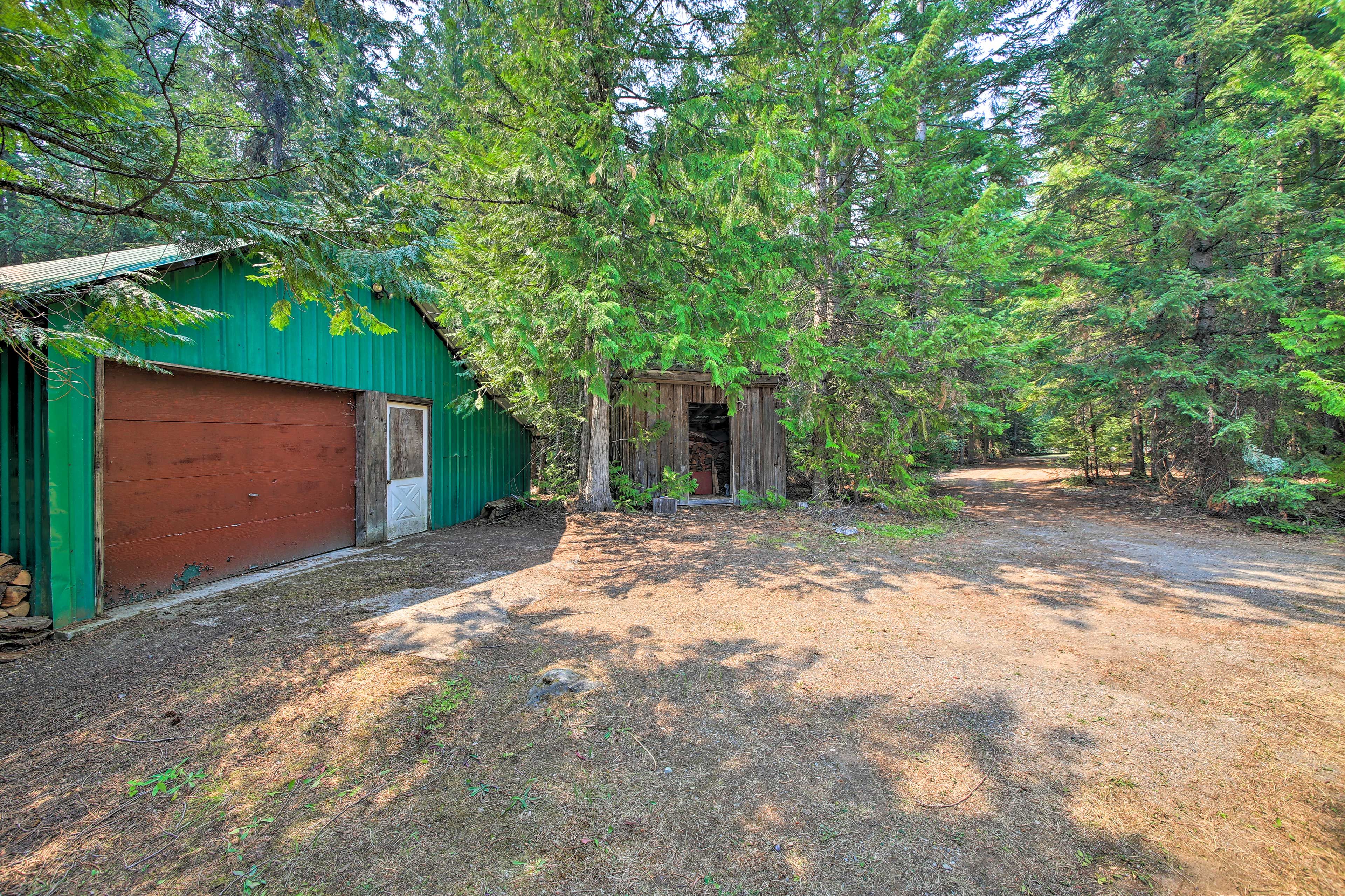 Parking | Driveway (10 Vehicles) | RV & Trailer Parking Allowed On-Site