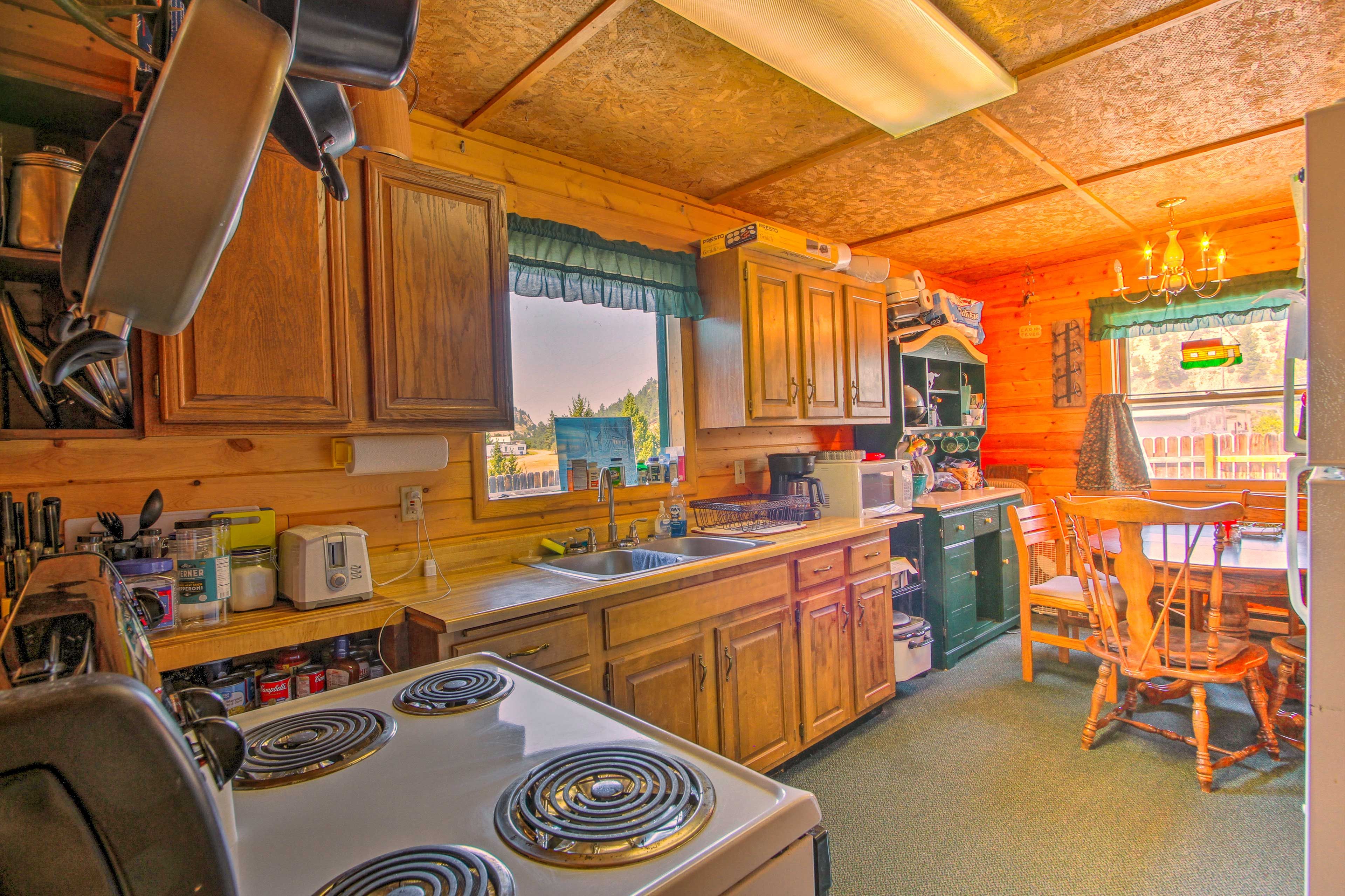 Well-Equipped Kitchen | Dining Area | Dishware & Flatware