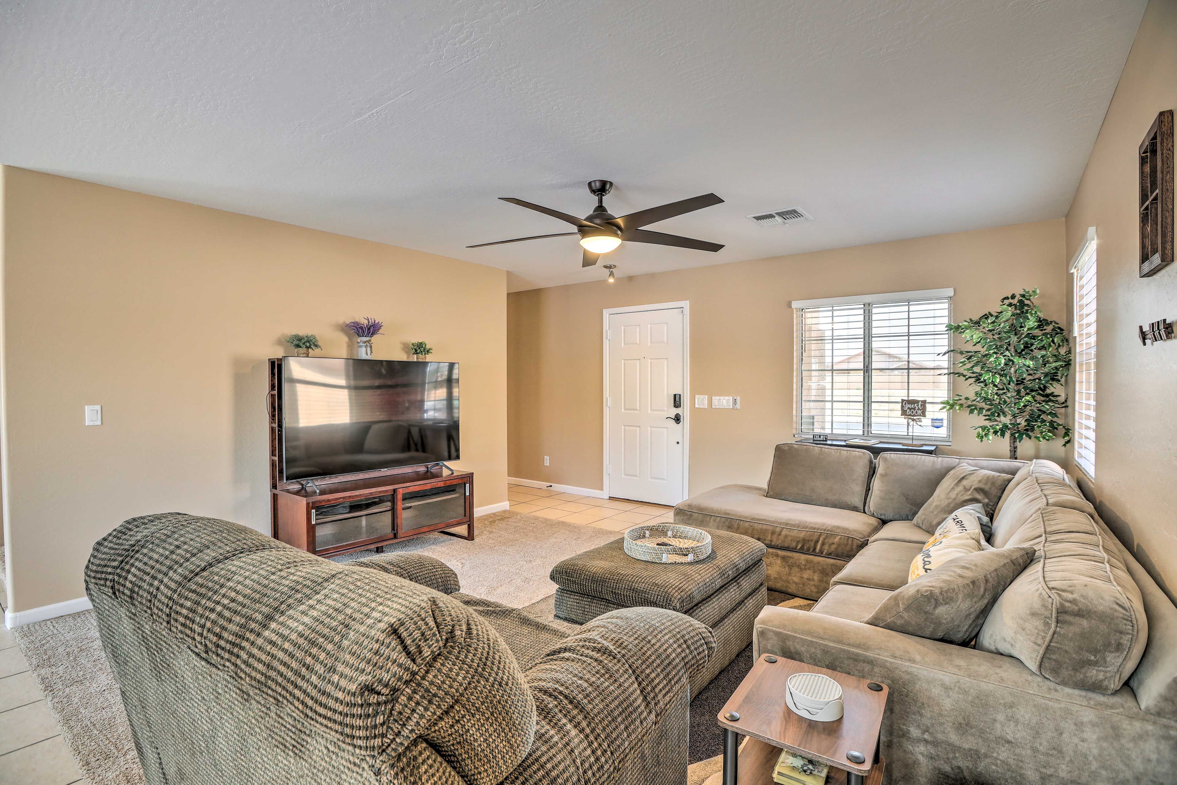 Living Room | Free WiFi (60 Mbps)