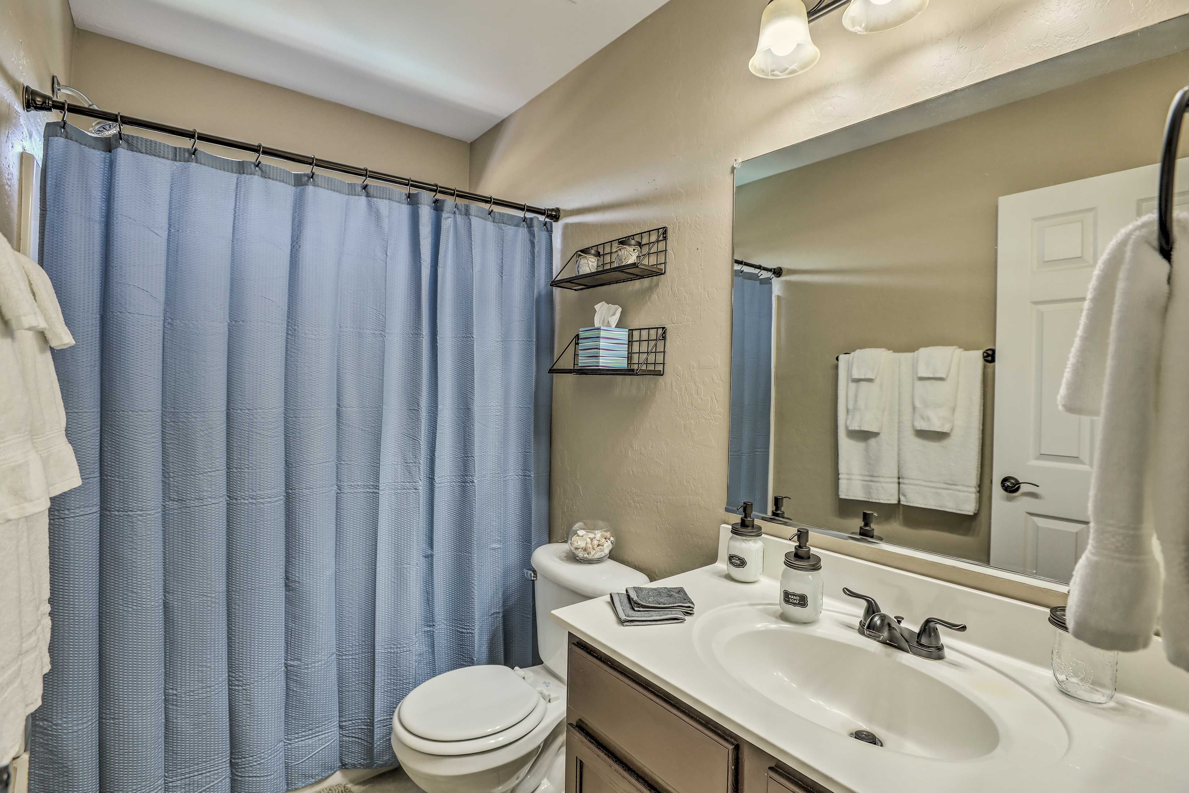 Full Bathroom | Towels Provided