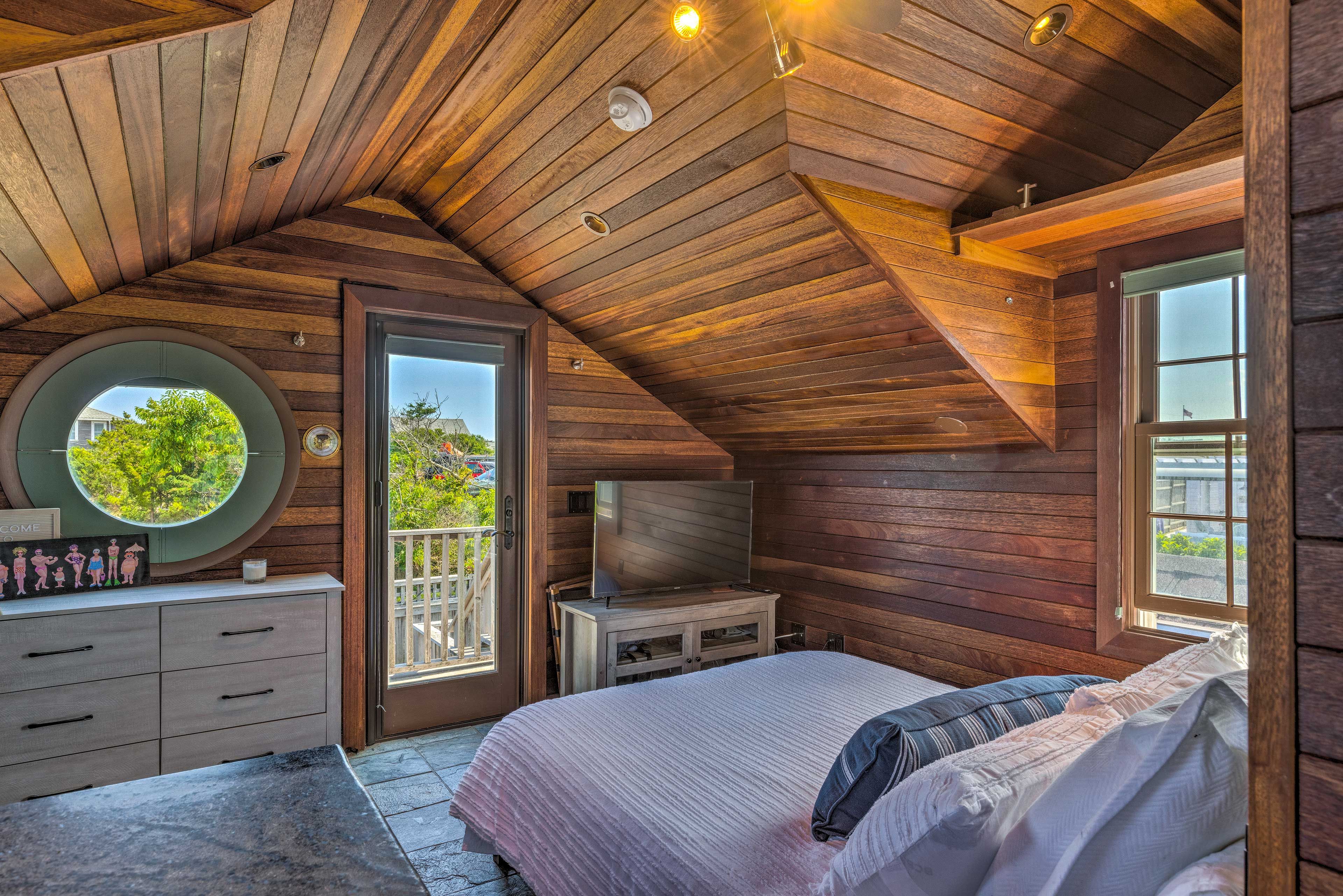 Bedroom | Smart TV | 2nd Floor