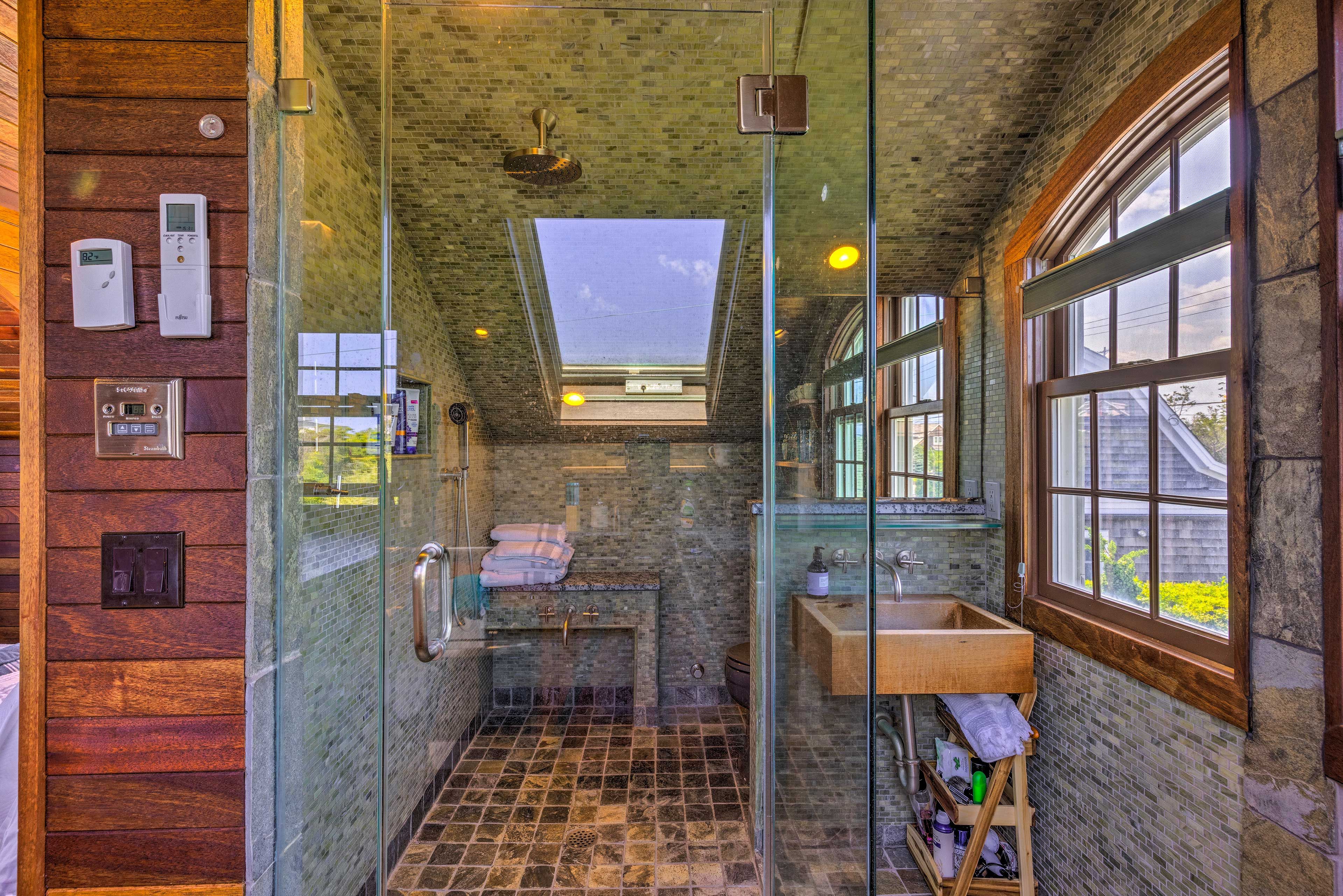 Full Bathroom | Complimentary Toiletries