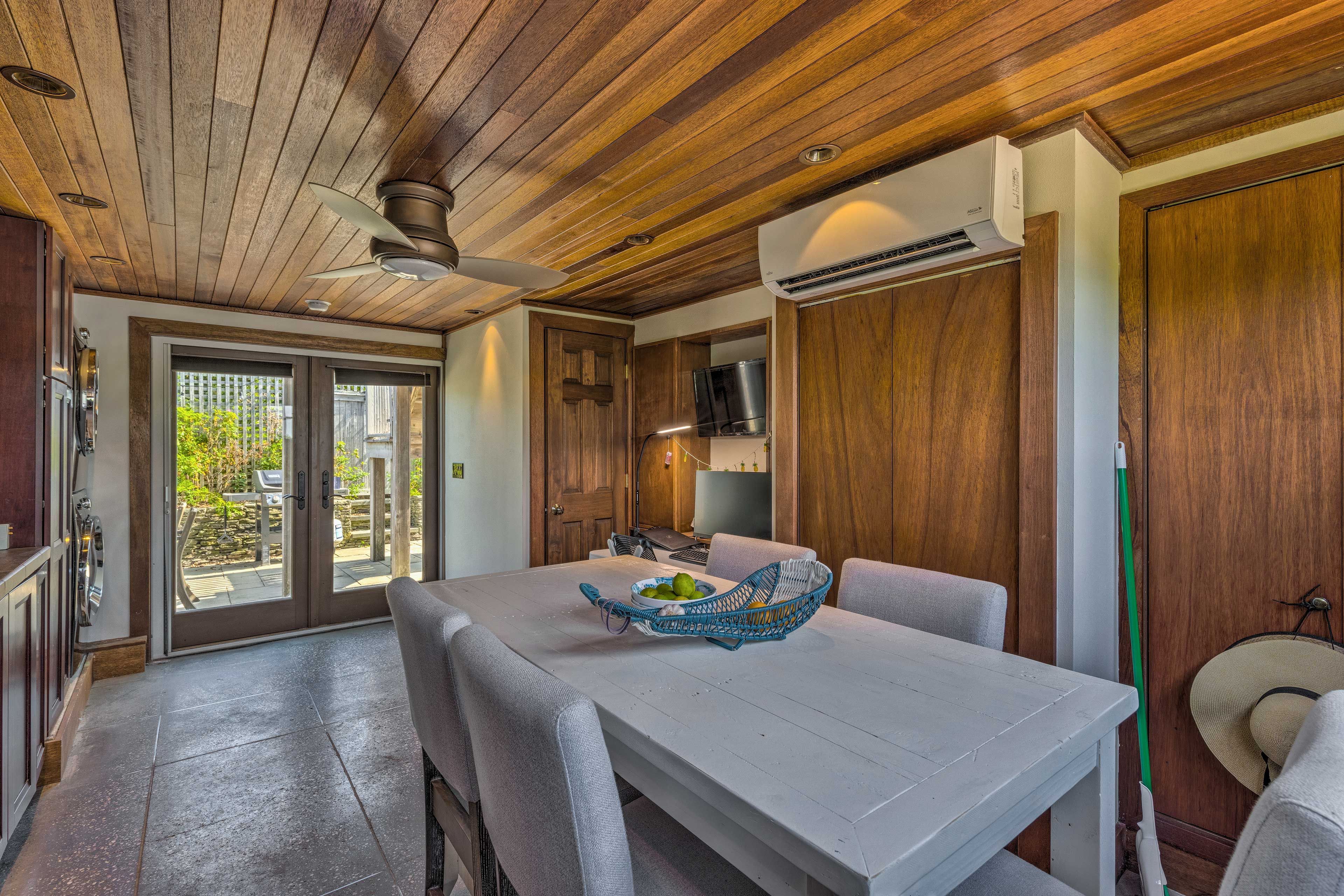 Dining Area | Smart TV