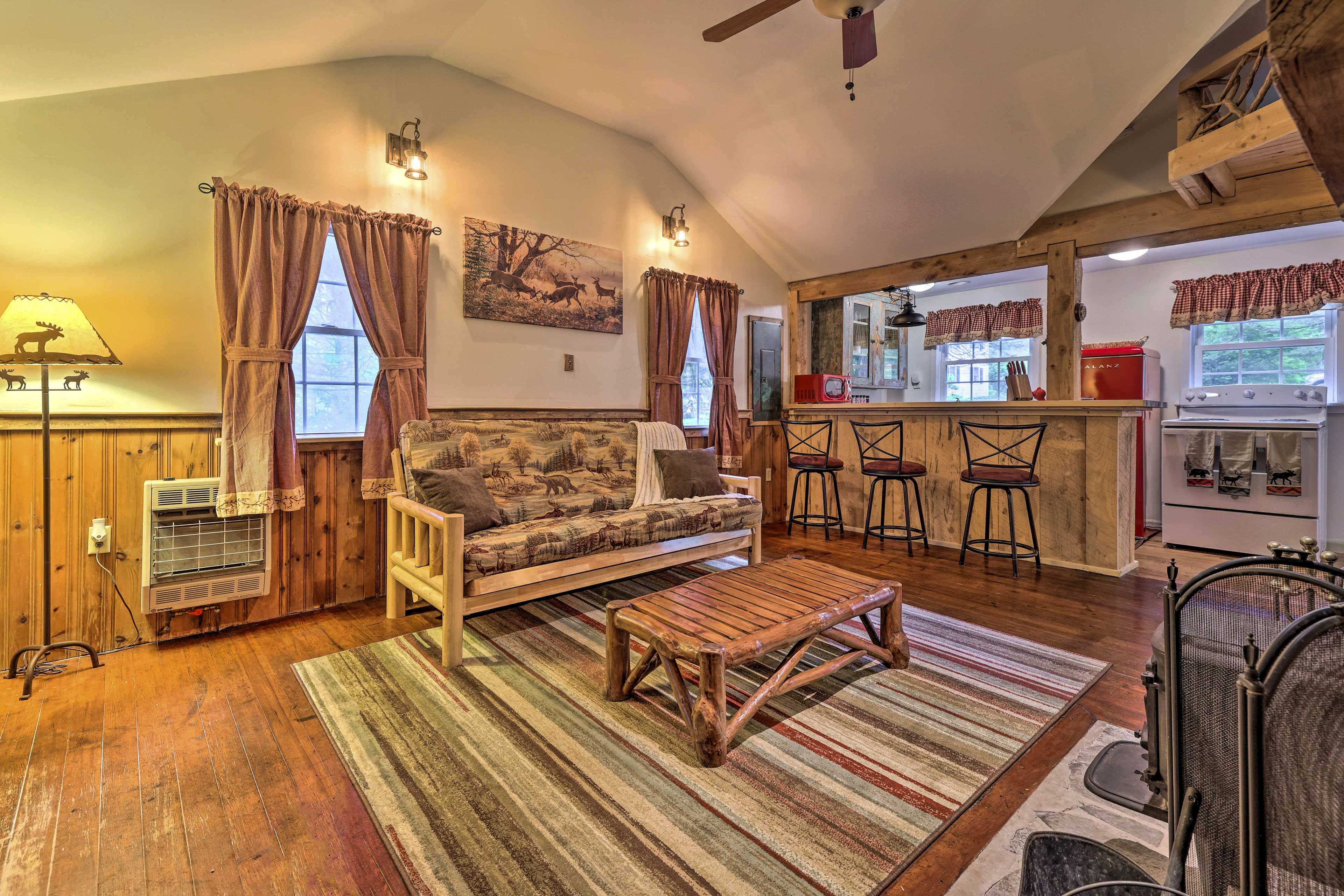 Living Area | Futon | Free WiFi | Smart TV w/ Netflix, Hulu & ESPN