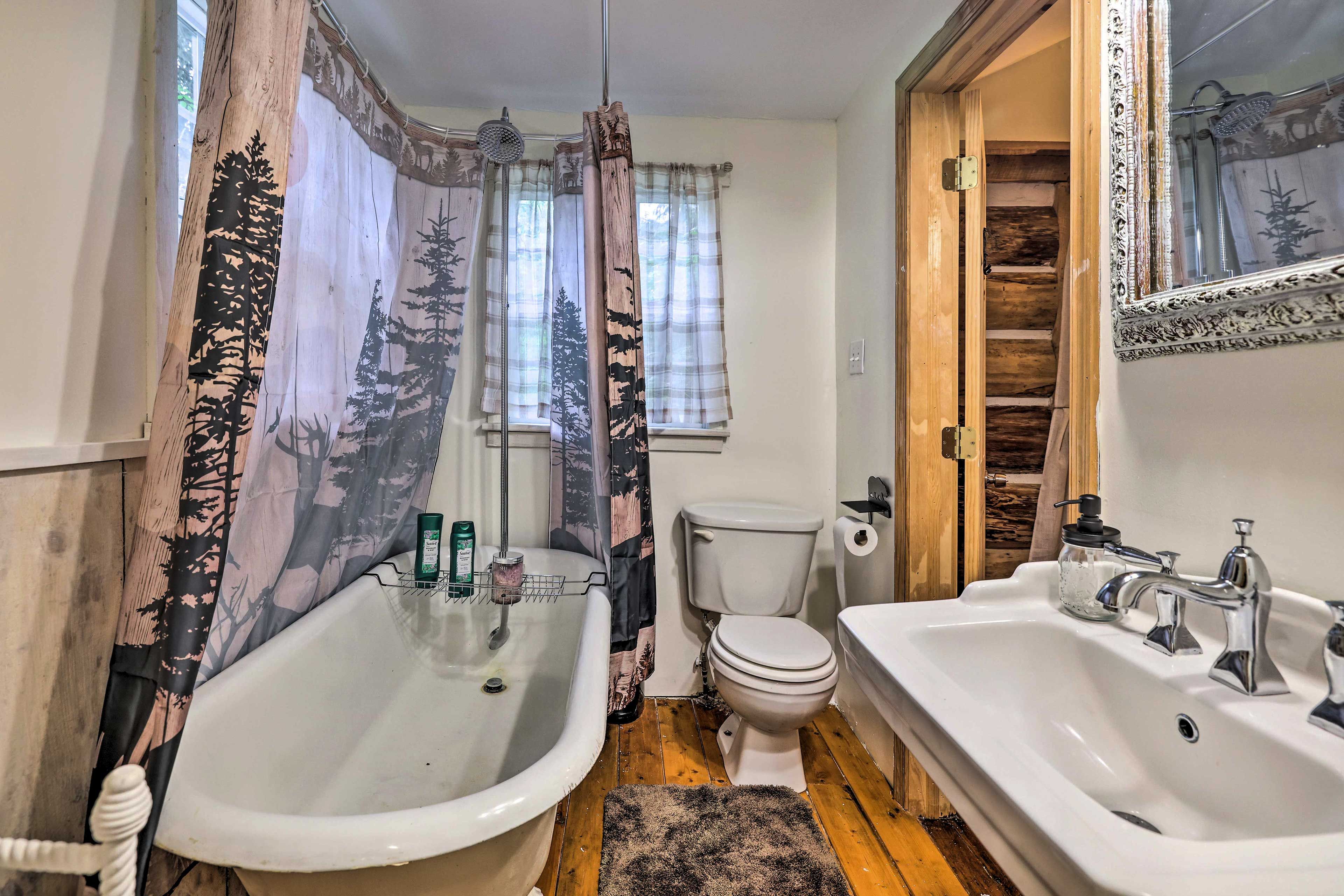 Full Bathroom | Complimentary Toiletries | Towels Provided