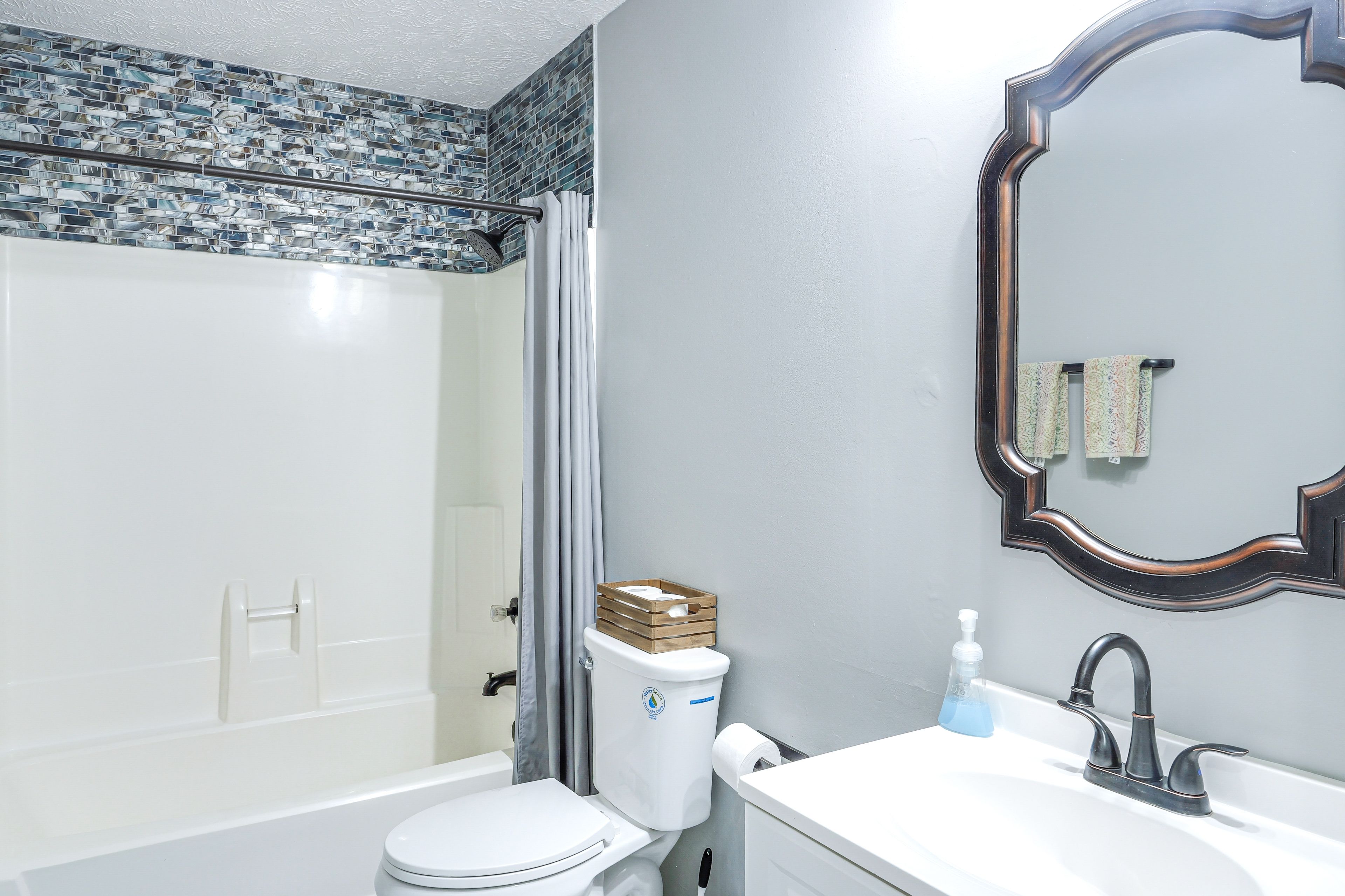 Full Bathroom | Beach Towels Provided