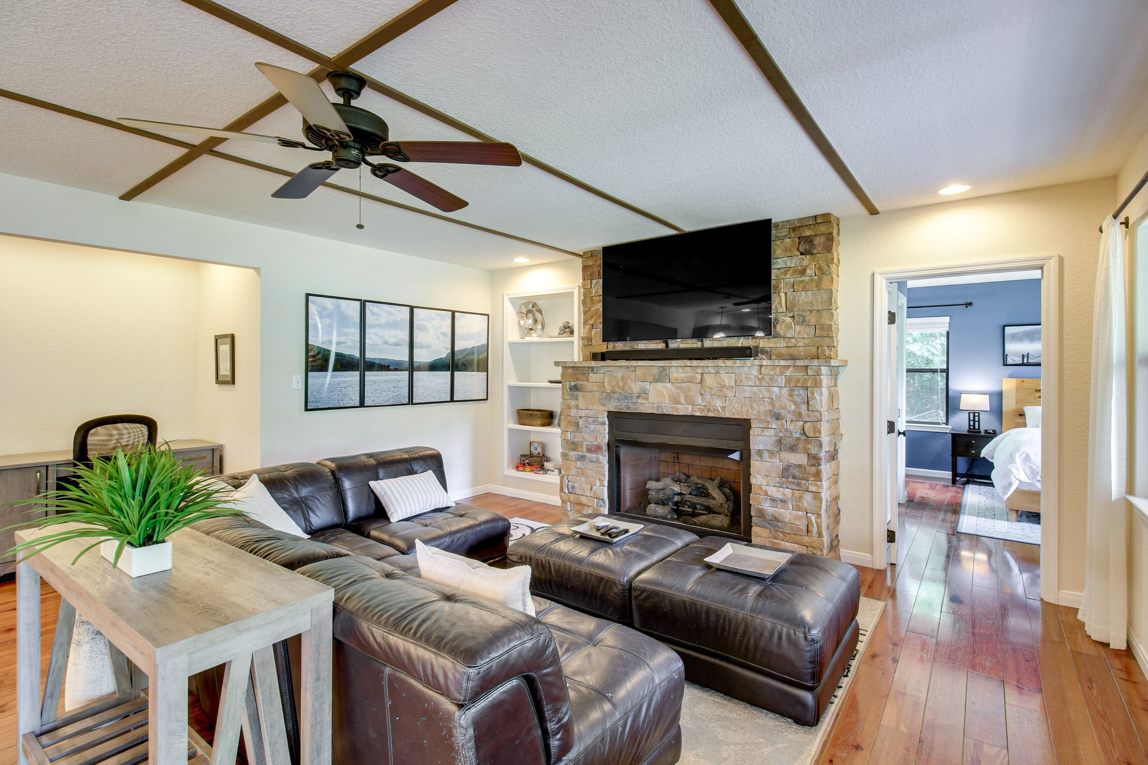 Living Room | Smart TV | Free WiFi | Fireplace