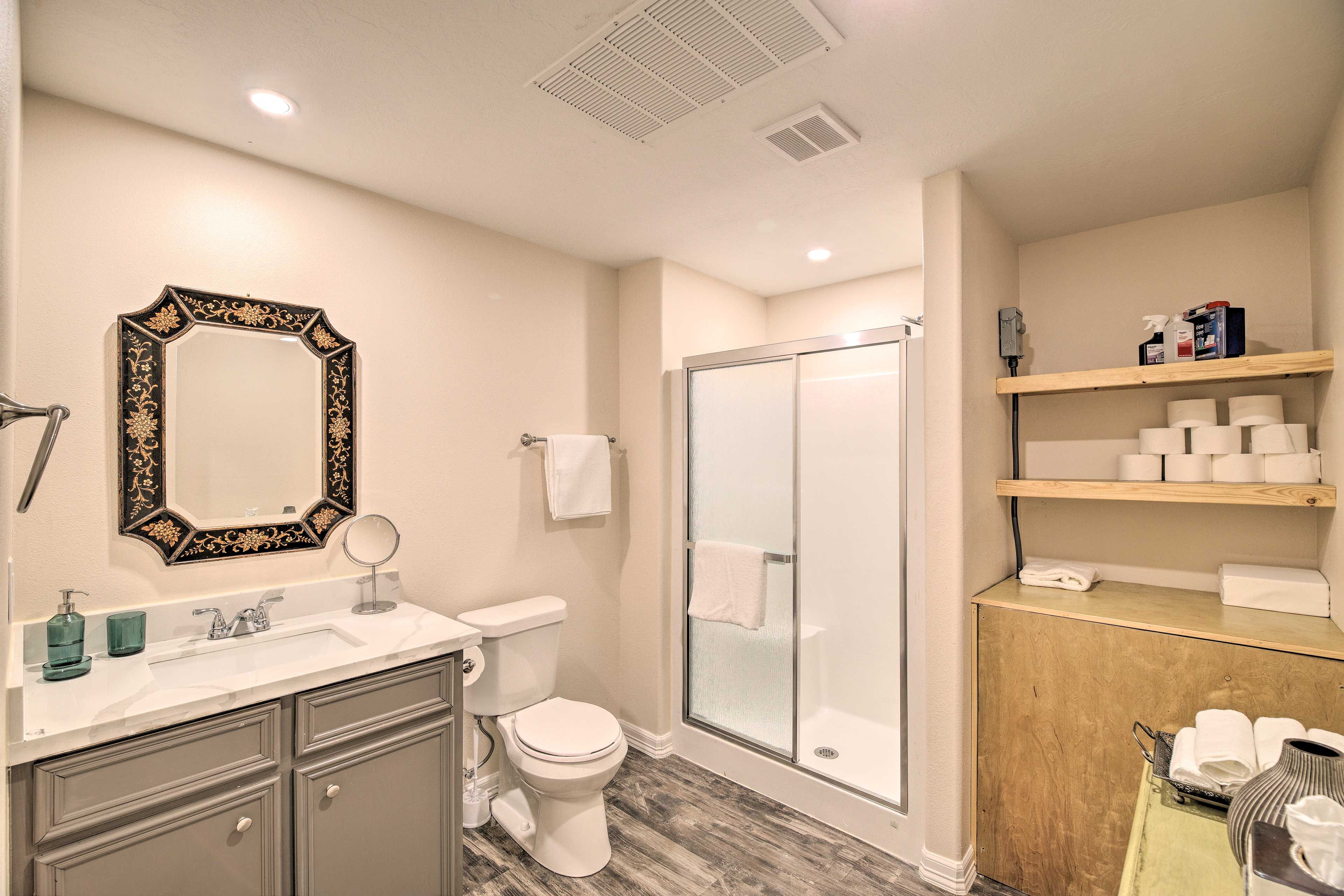 Full Bathroom | Complimentary Toiletries | Towels Provided