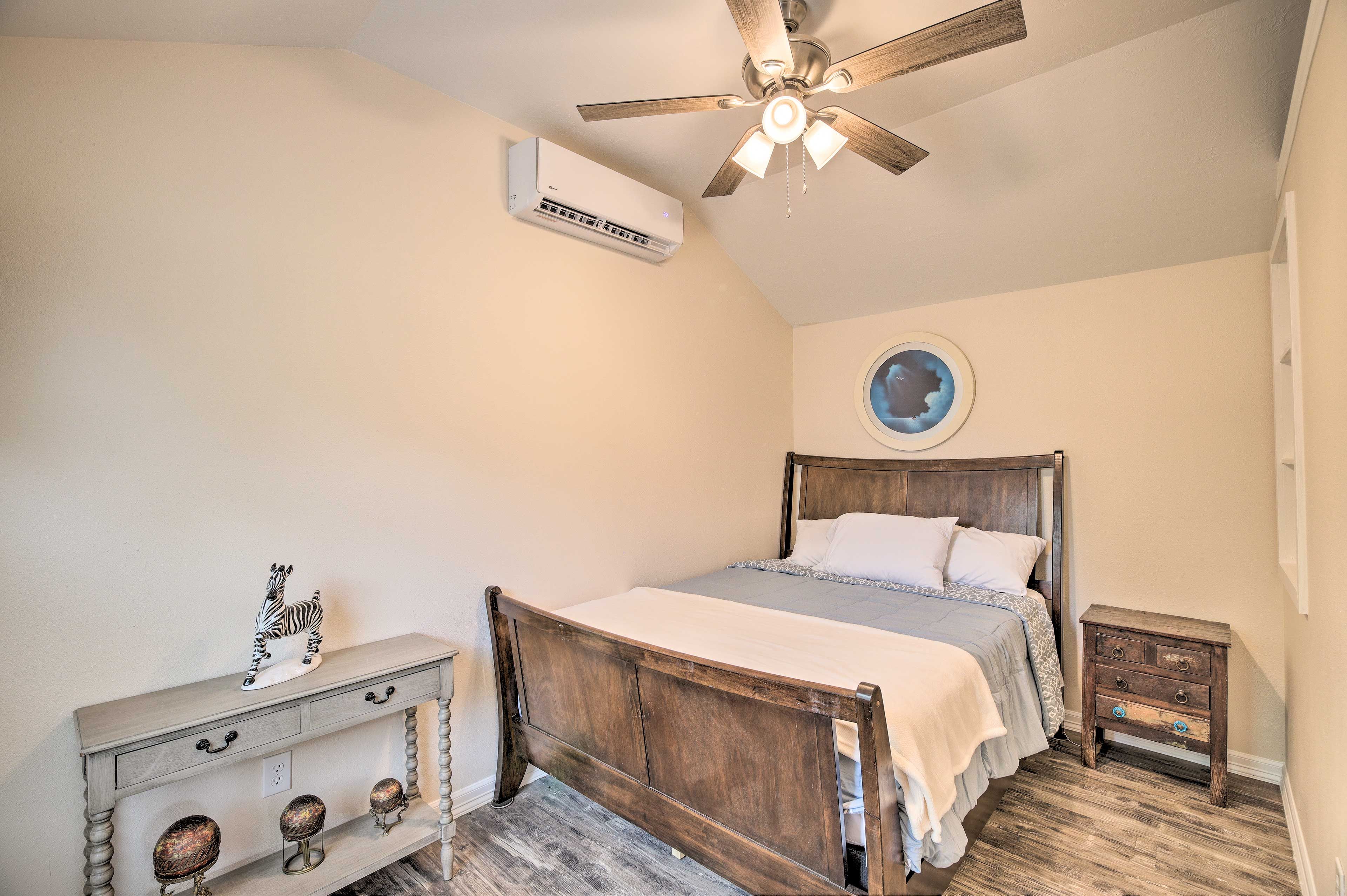 Bedroom | Queen Bed | Linens Provided | Smart TV w/ Cable