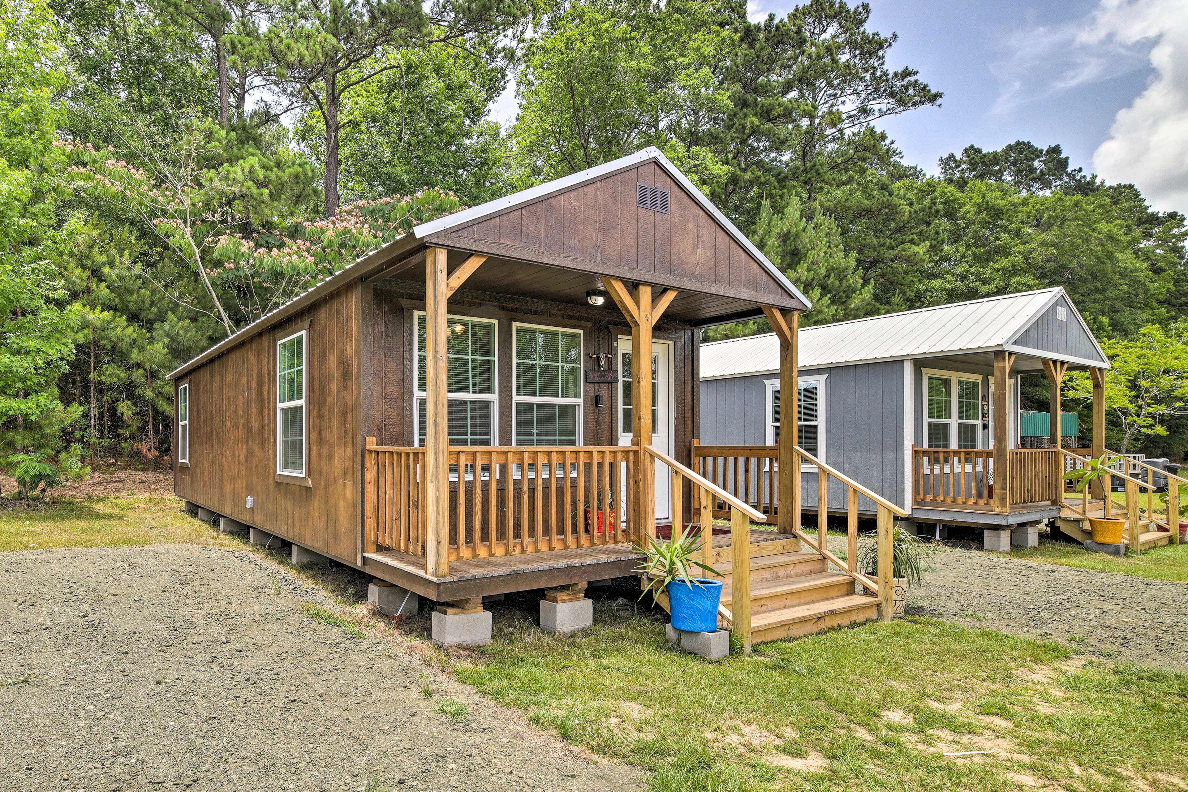 Cabin Exterior | Gravel Driveway Tandem Parking (2 Vehicles)