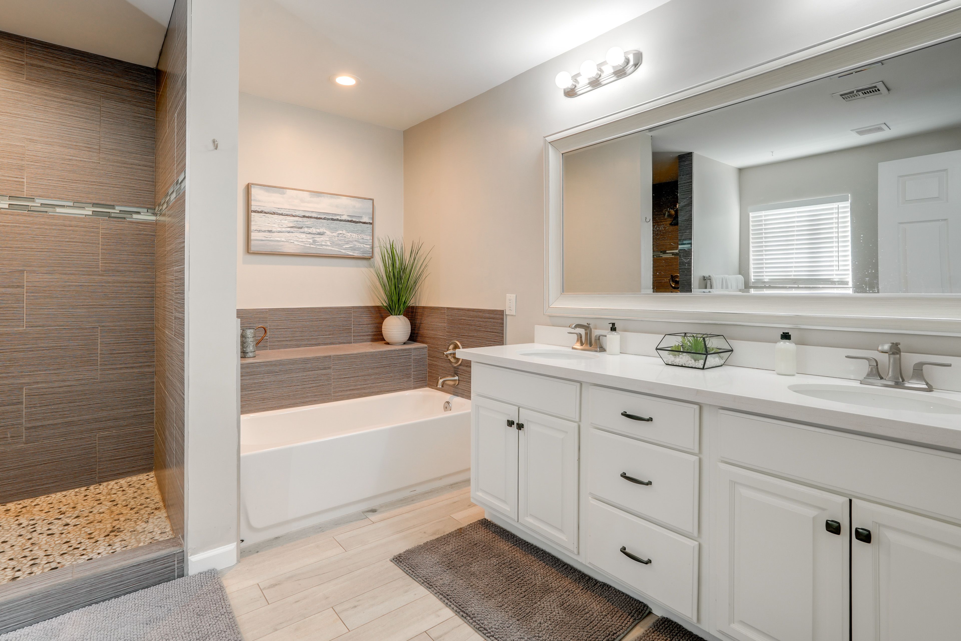 En-Suite Bathroom | Soaking Tub | Shower