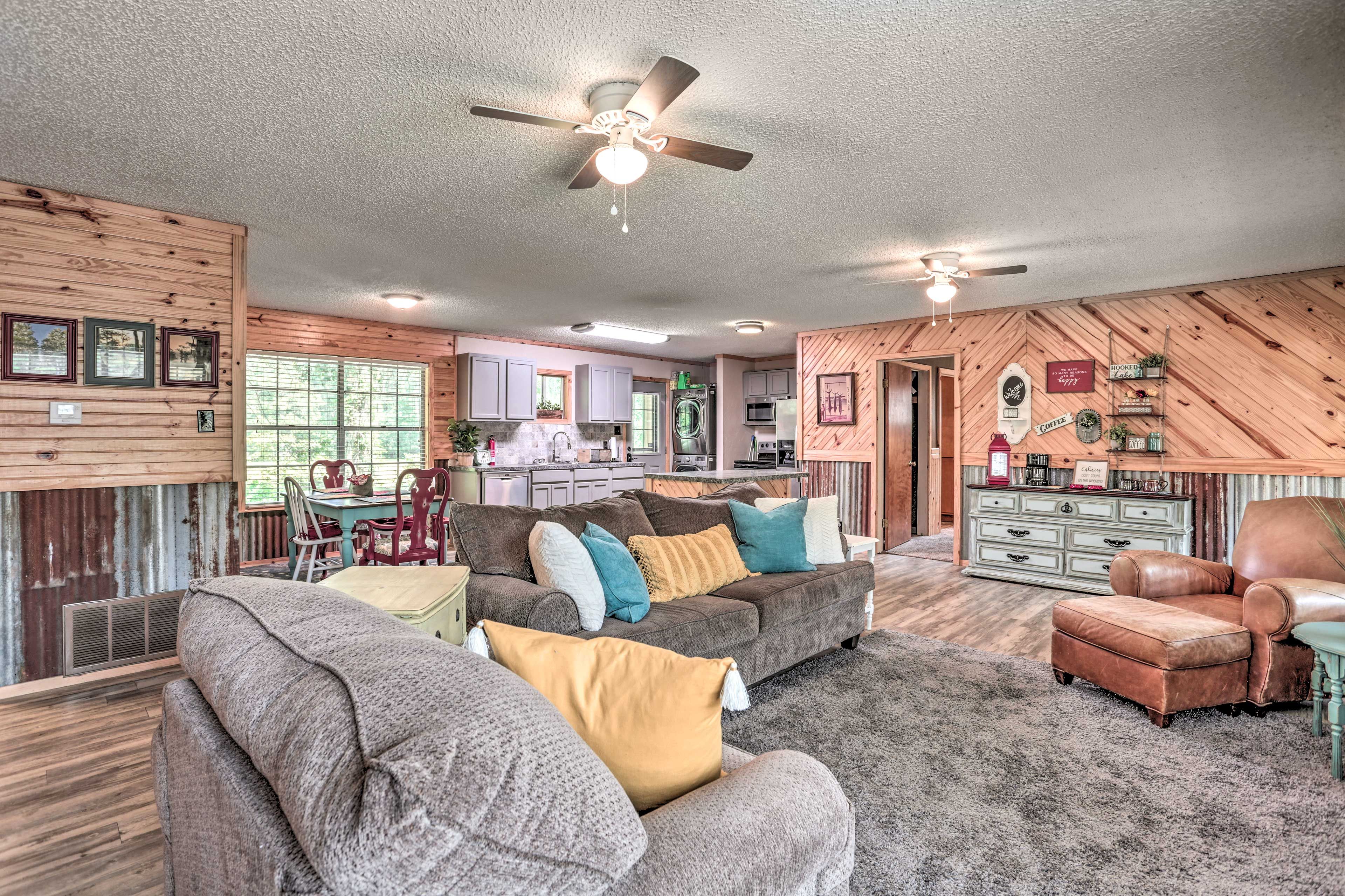 Living Room | Central Heat & A/C | Free WiFi (Speeds: 126 Mbps – 232 Mbps)