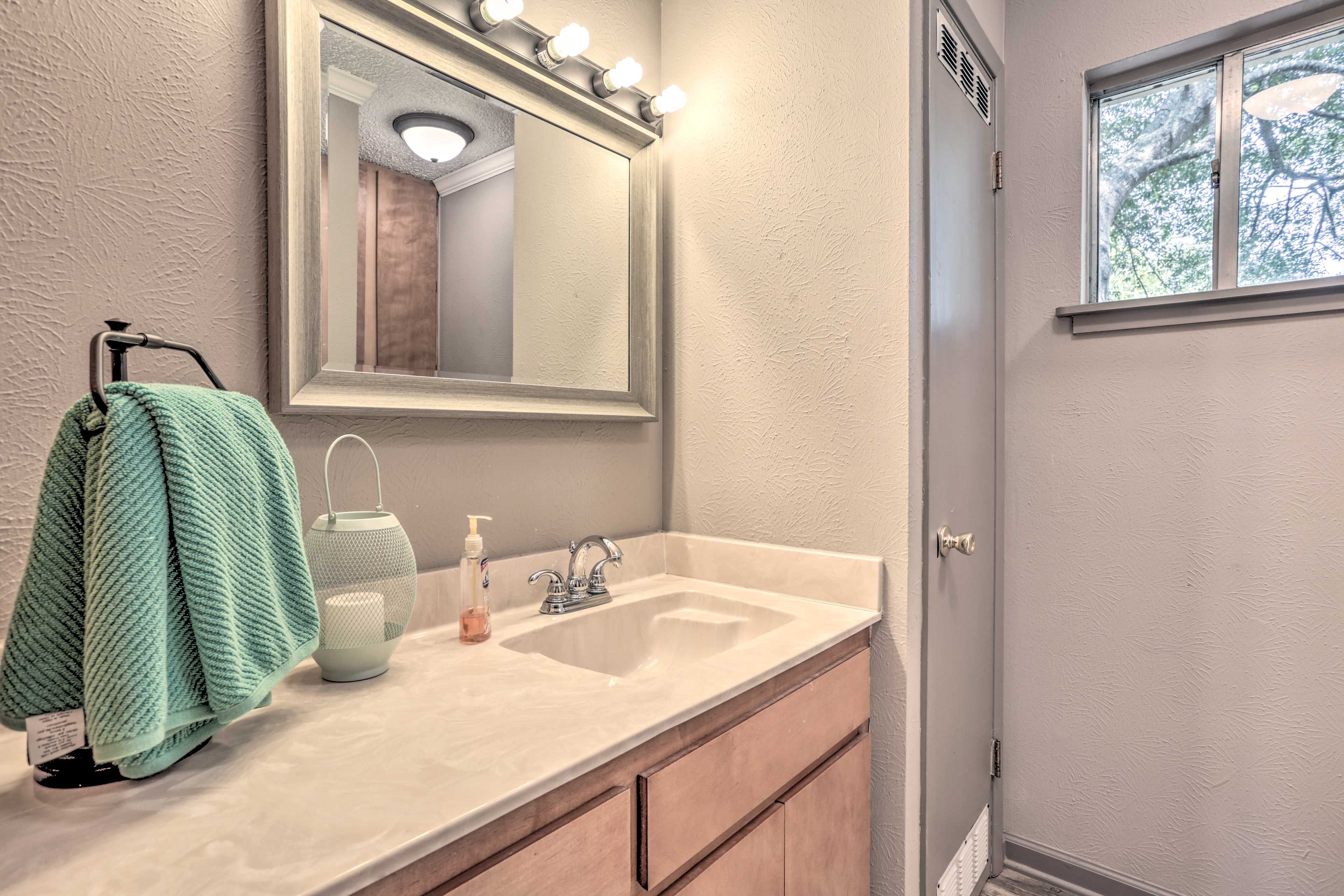 Full Bathroom | Complementarity Toiletries