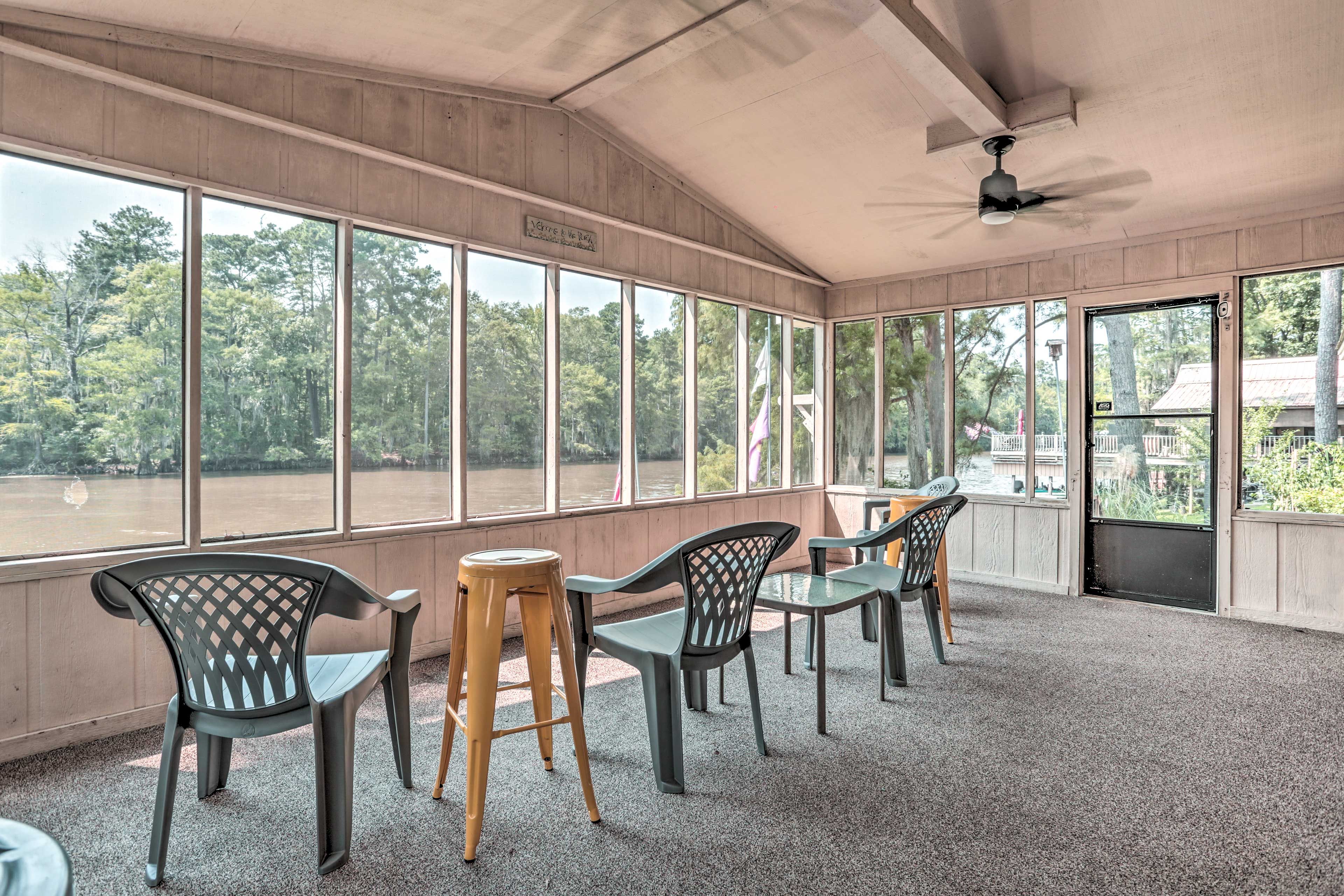 Screened-In Porch | Caddo Lake Views