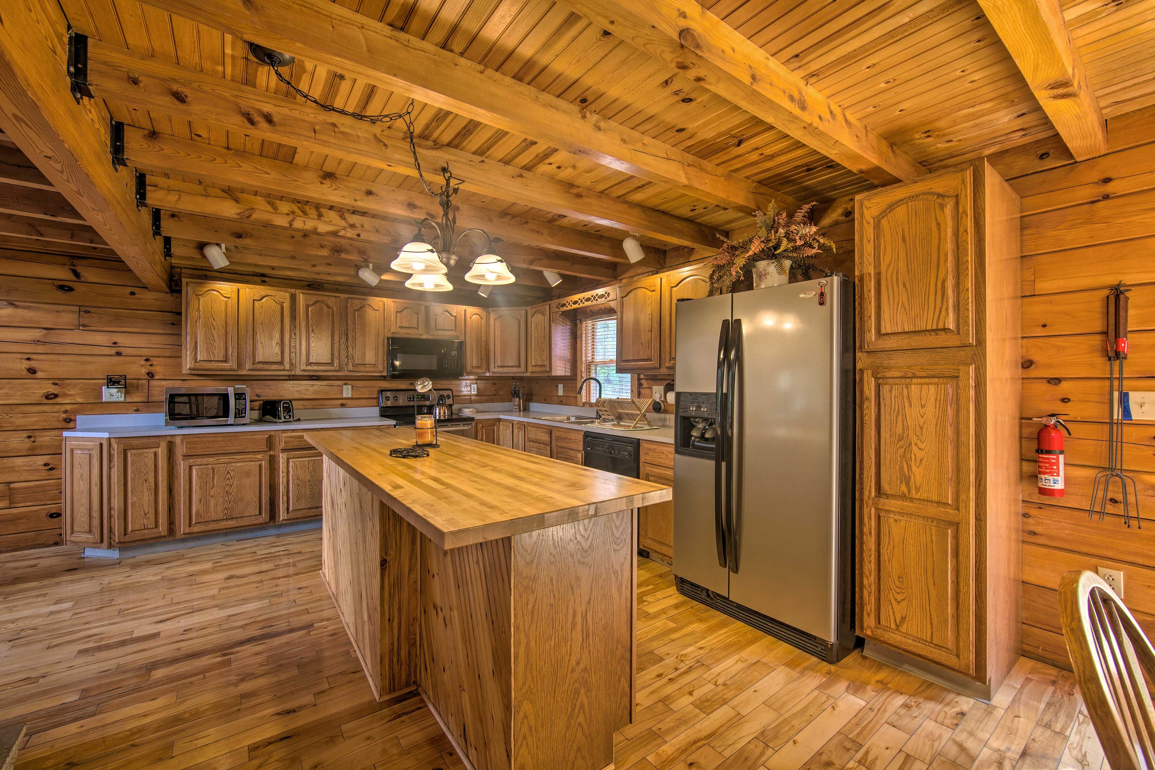 Kitchen | Toaster | Full Knife Set | Trash Bags & Paper Towels Provided