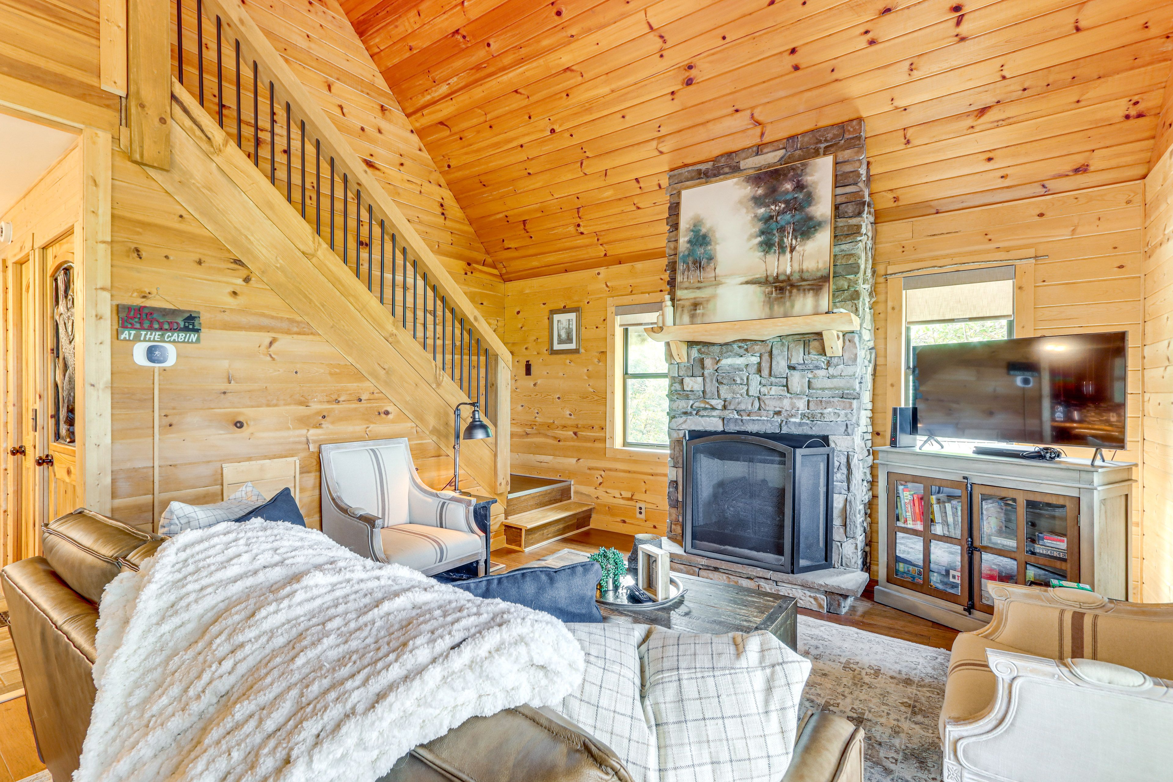 Living Room | Multi-Level Cabin | Central A/C & Heating | Fireplace | Smart TV